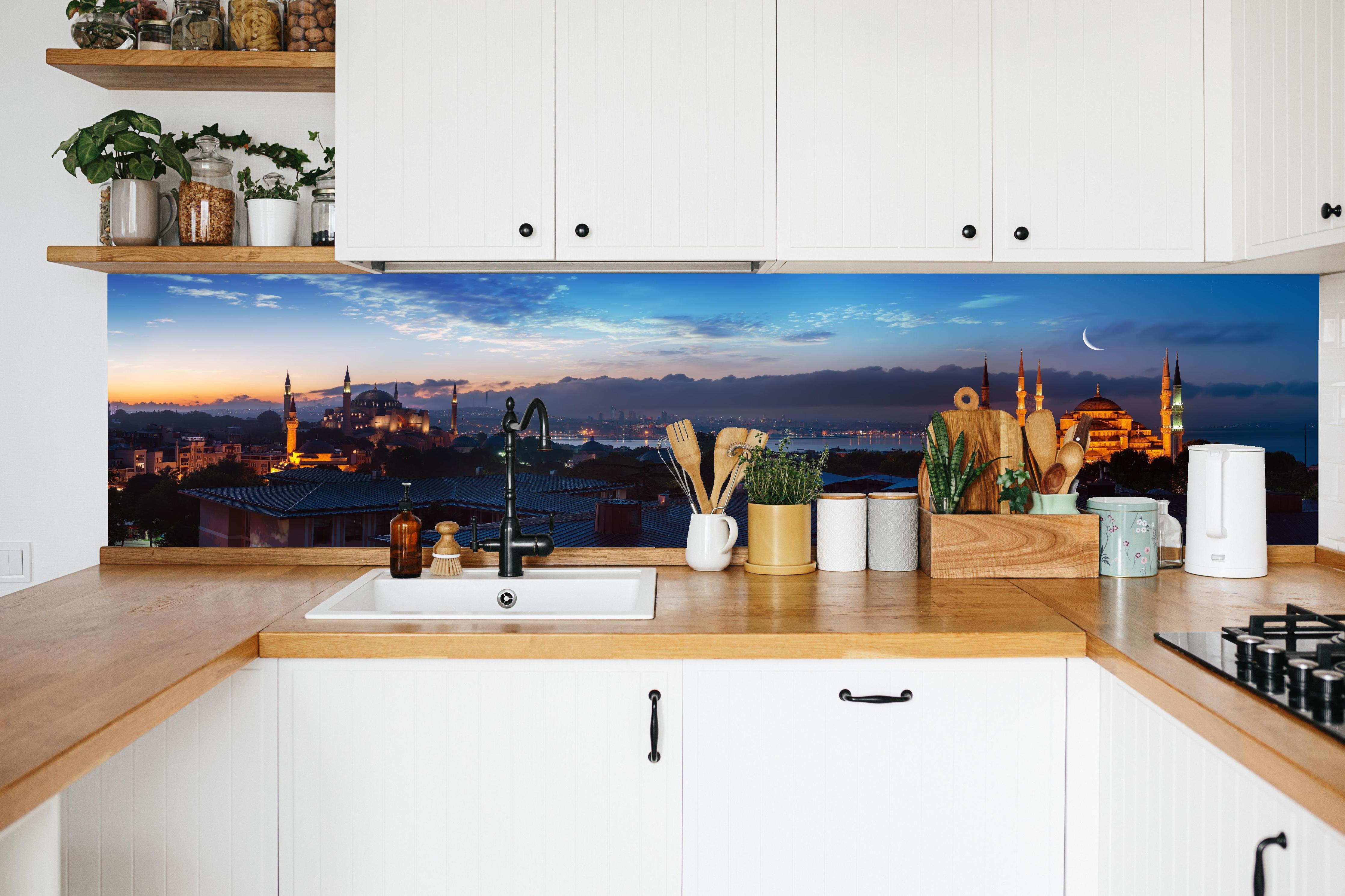 Küche - Istanbul Abendrot-Skyline in weißer Küche hinter Gewürzen und Kochlöffeln aus Holz