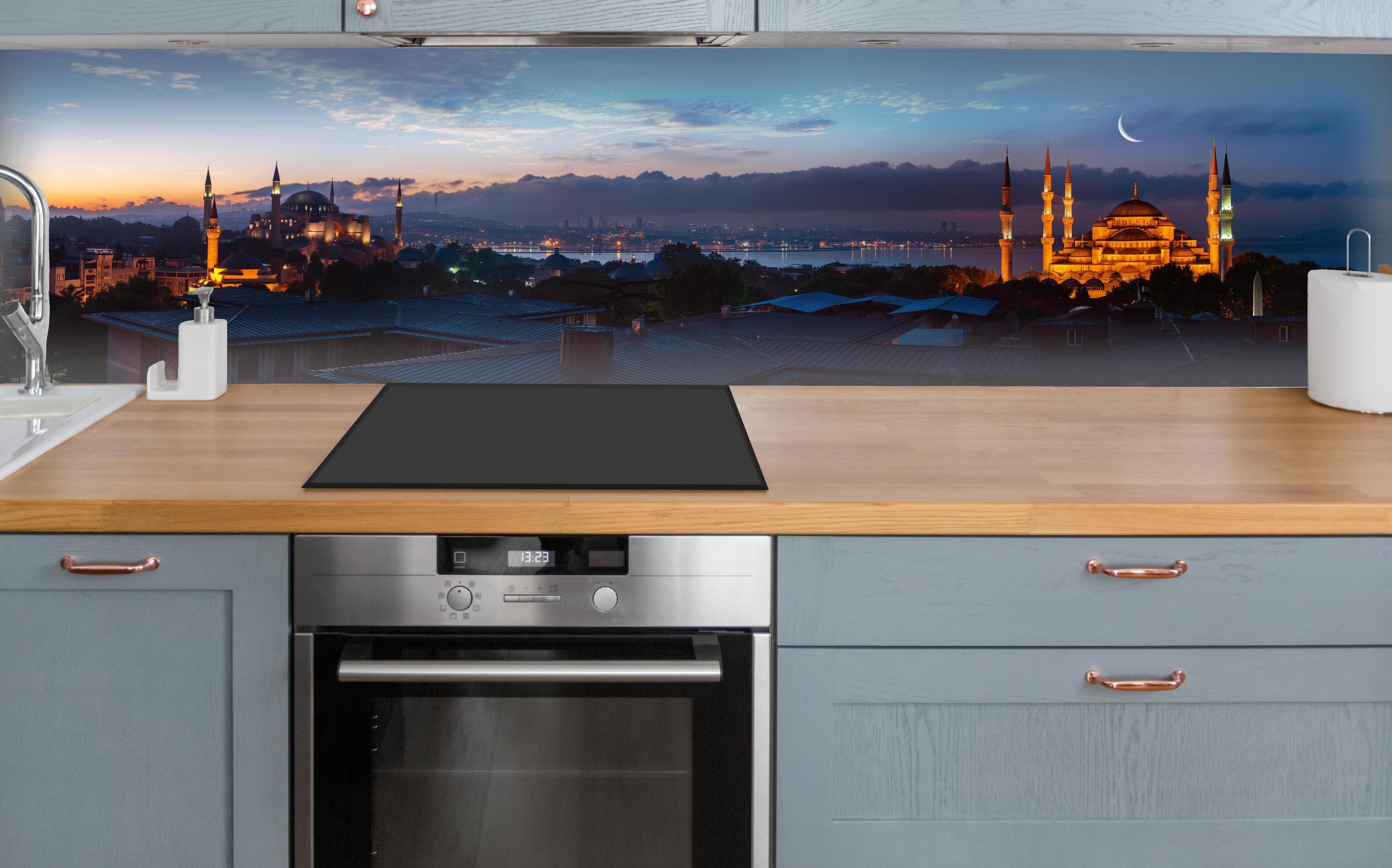 Küche - Istanbul Abendrot-Skyline über polierter Holzarbeitsplatte mit Cerankochfeld