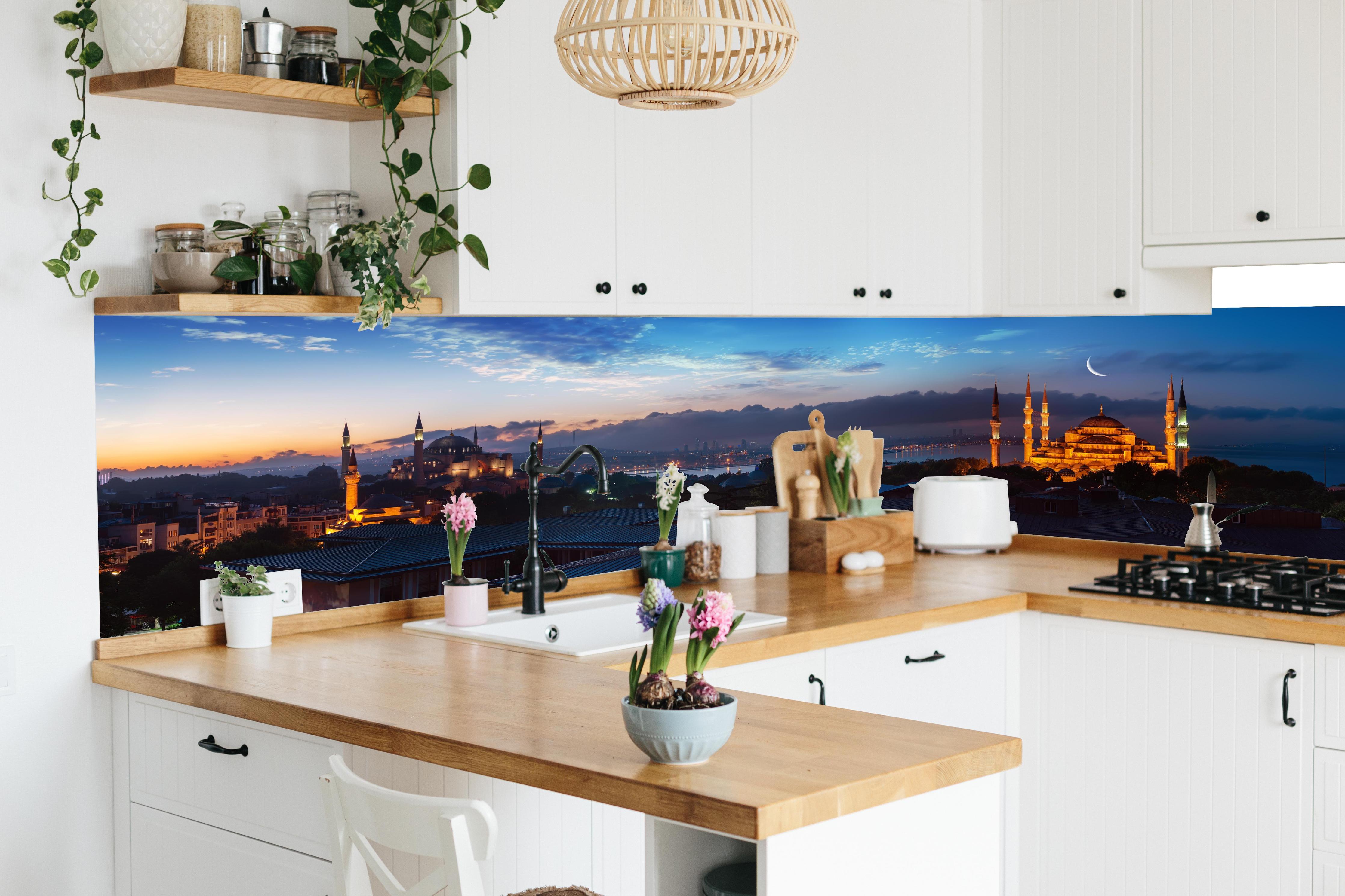 Küche - Istanbul Abendrot-Skyline in lebendiger Küche mit bunten Blumen