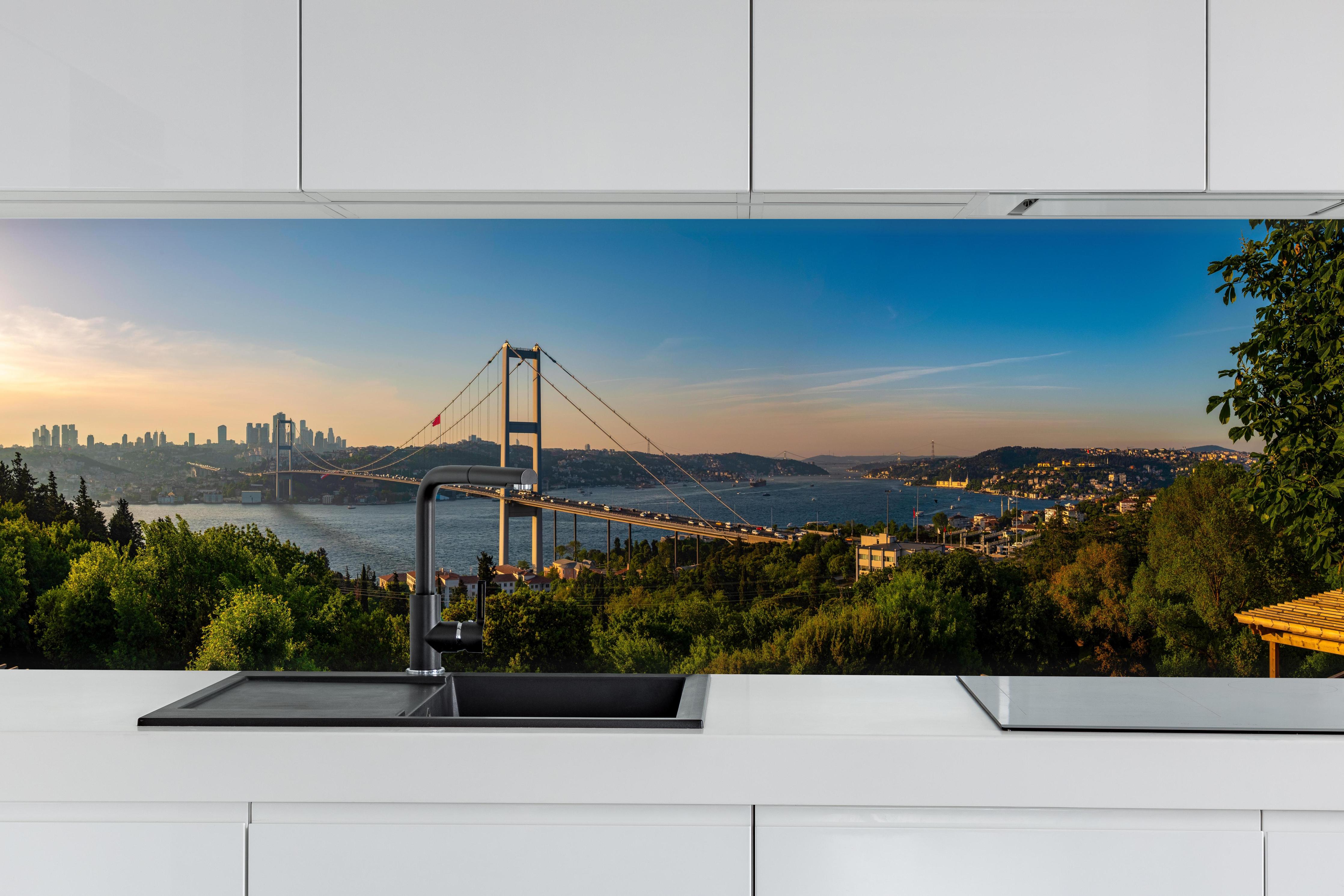Küche - Istanbul Bosporus Skyline Blau-Grün hinter weißen Hochglanz-Küchenregalen und schwarzem Wasserhahn