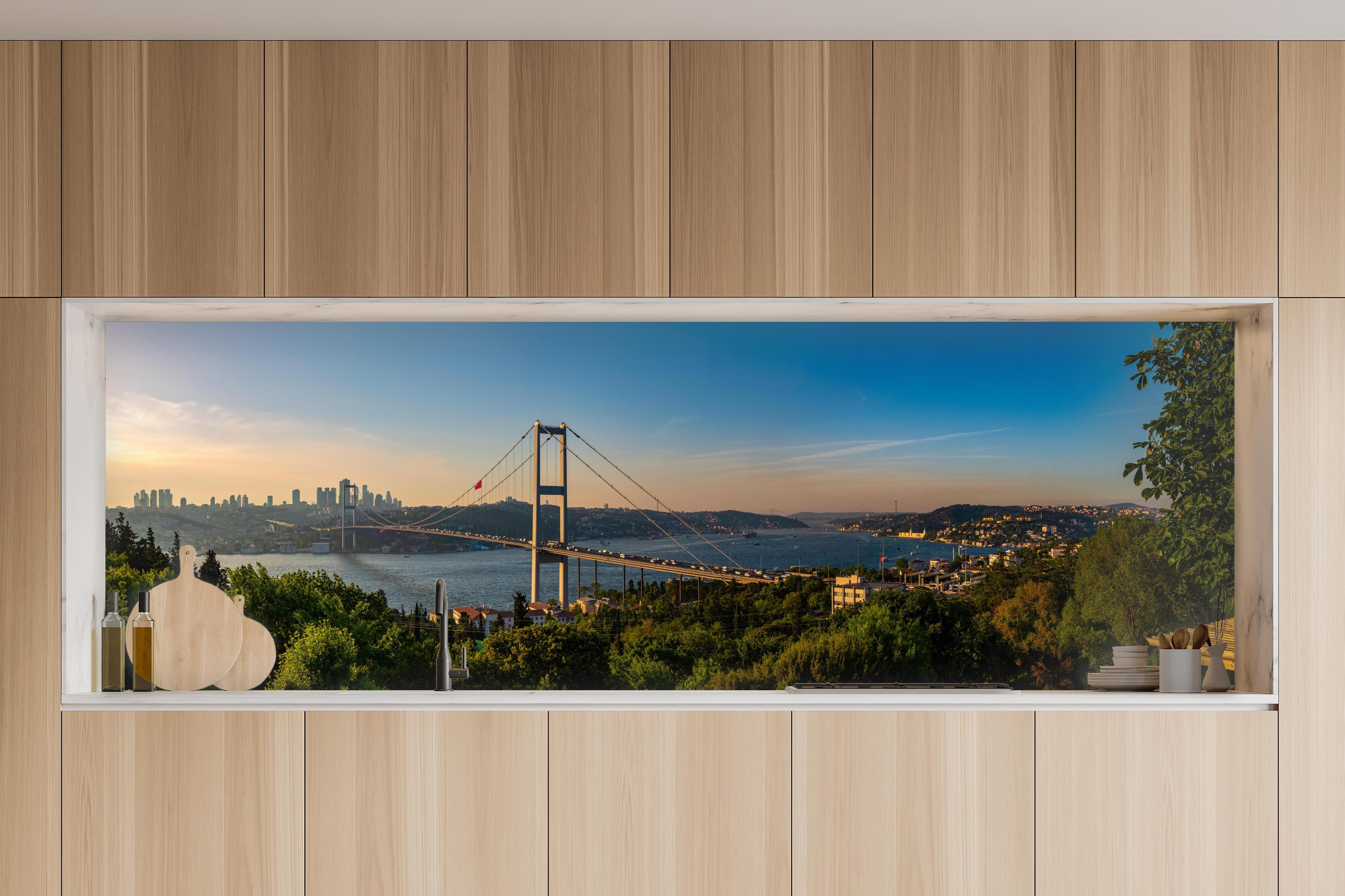 Küche - Istanbul Bosporus Skyline Blau-Grün in charakteristischer Vollholz-Küche mit modernem Gasherd