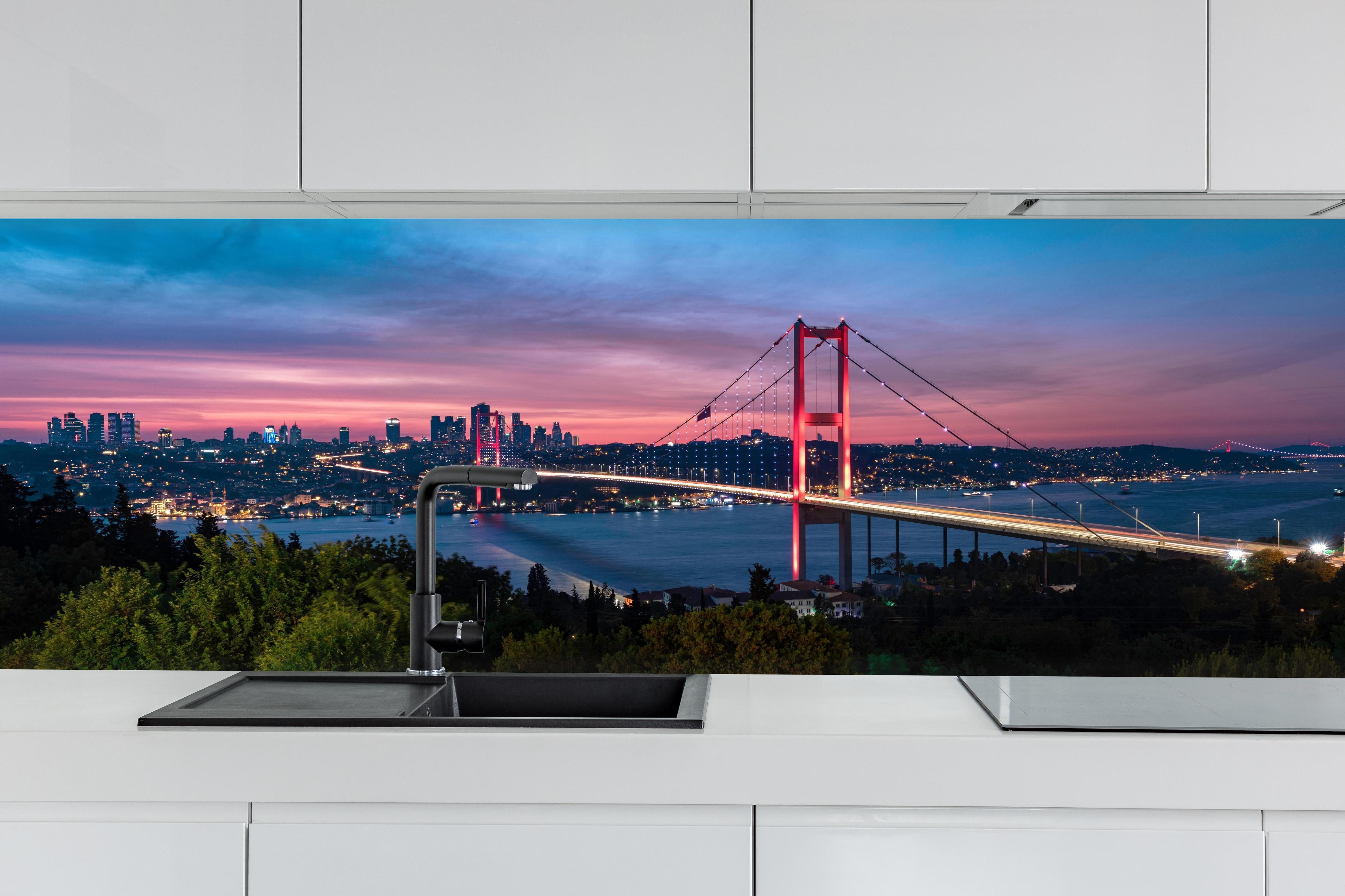 Küche - Istanbul Bosporusbrücke bei Dämmerung hinter weißen Hochglanz-Küchenregalen und schwarzem Wasserhahn