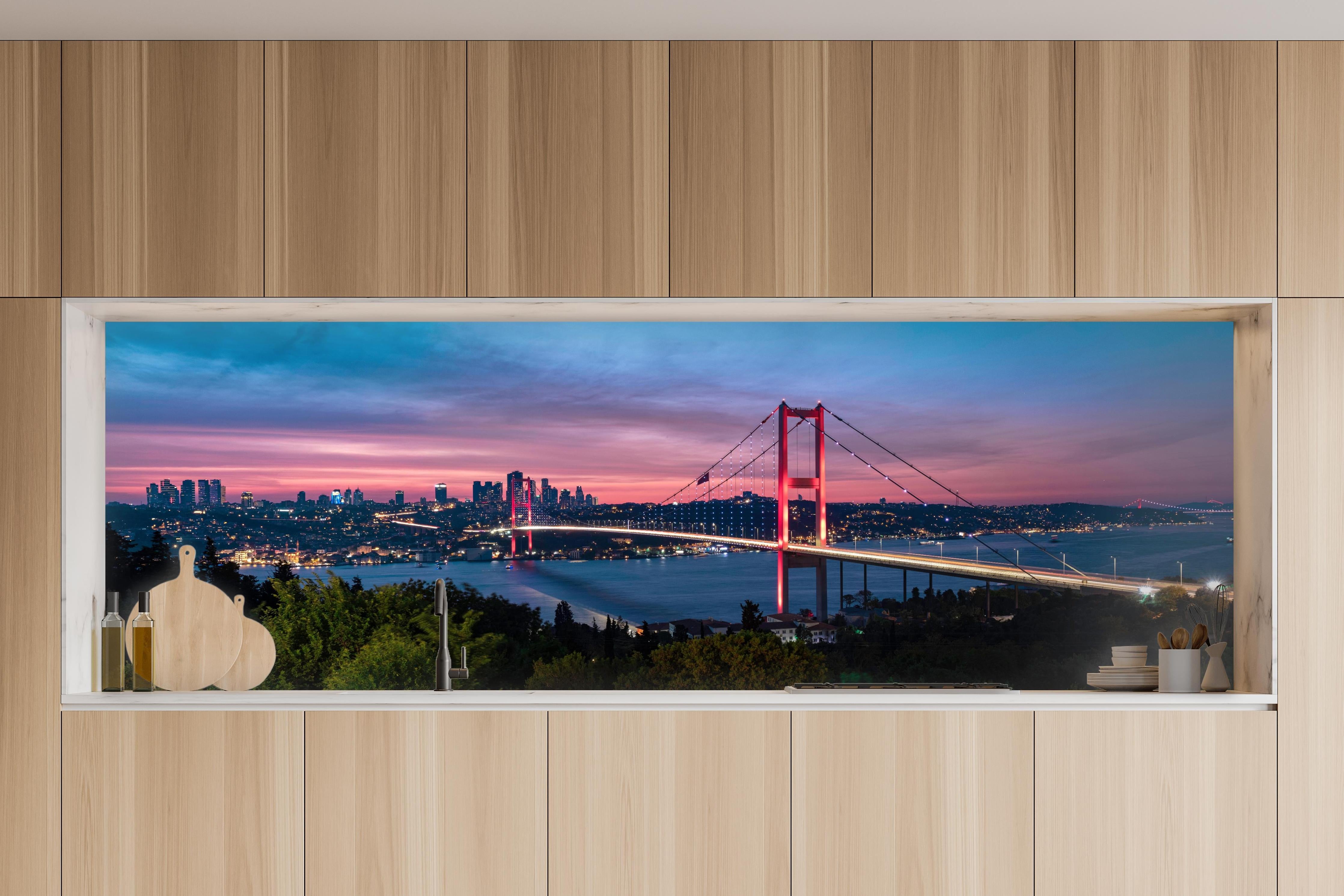 Küche - Istanbul Bosporusbrücke bei Dämmerung in charakteristischer Vollholz-Küche mit modernem Gasherd