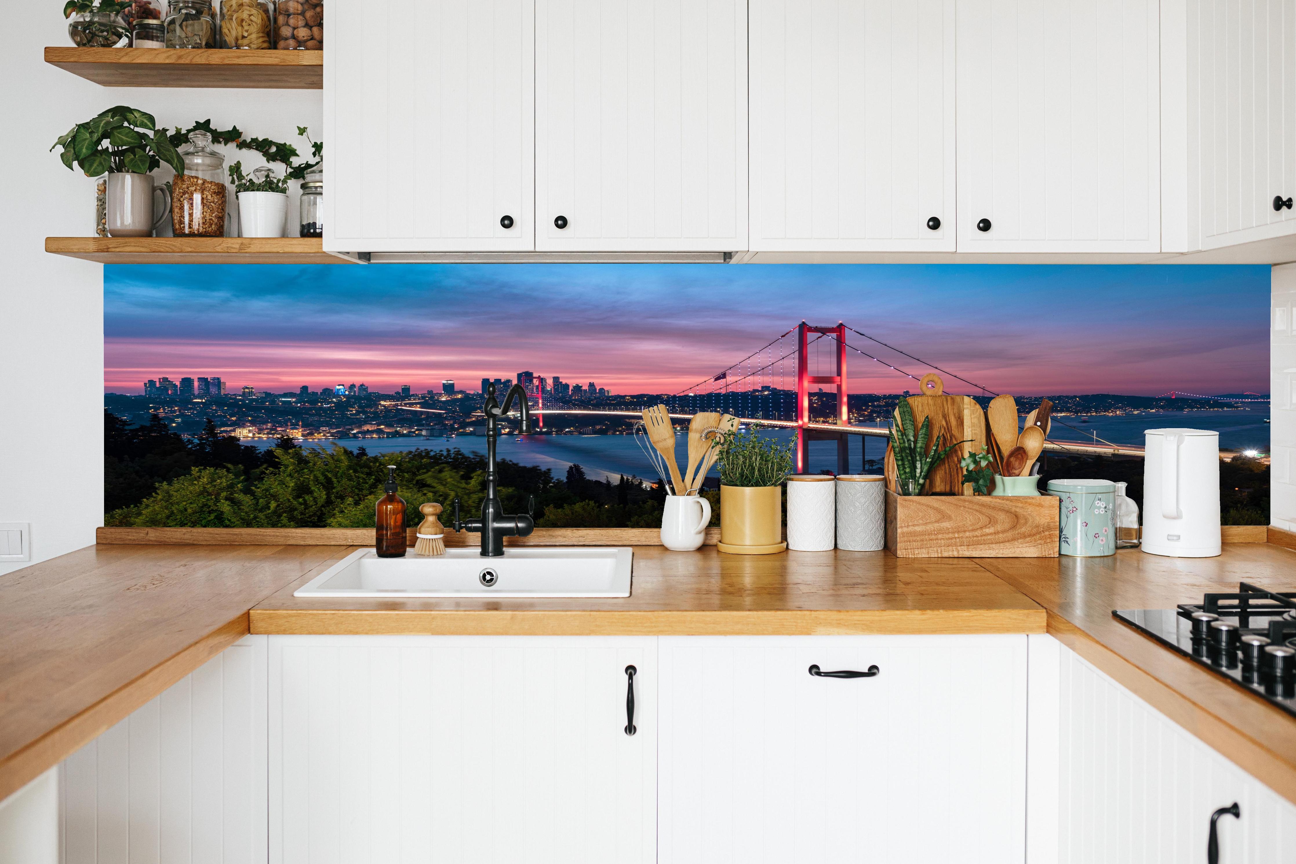 Küche - Istanbul Bosporusbrücke bei Dämmerung in weißer Küche hinter Gewürzen und Kochlöffeln aus Holz