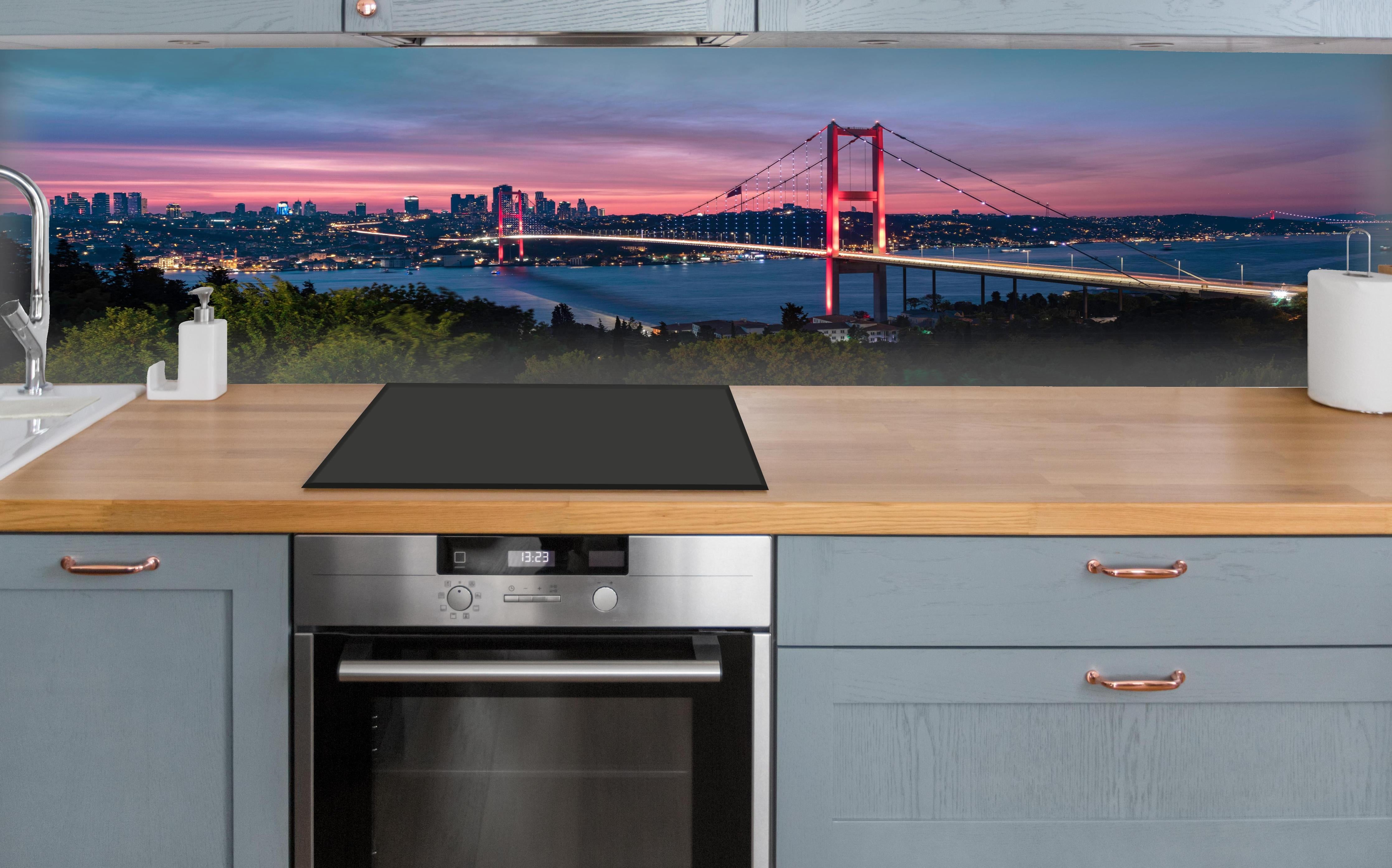 Küche - Istanbul Bosporusbrücke bei Dämmerung über polierter Holzarbeitsplatte mit Cerankochfeld