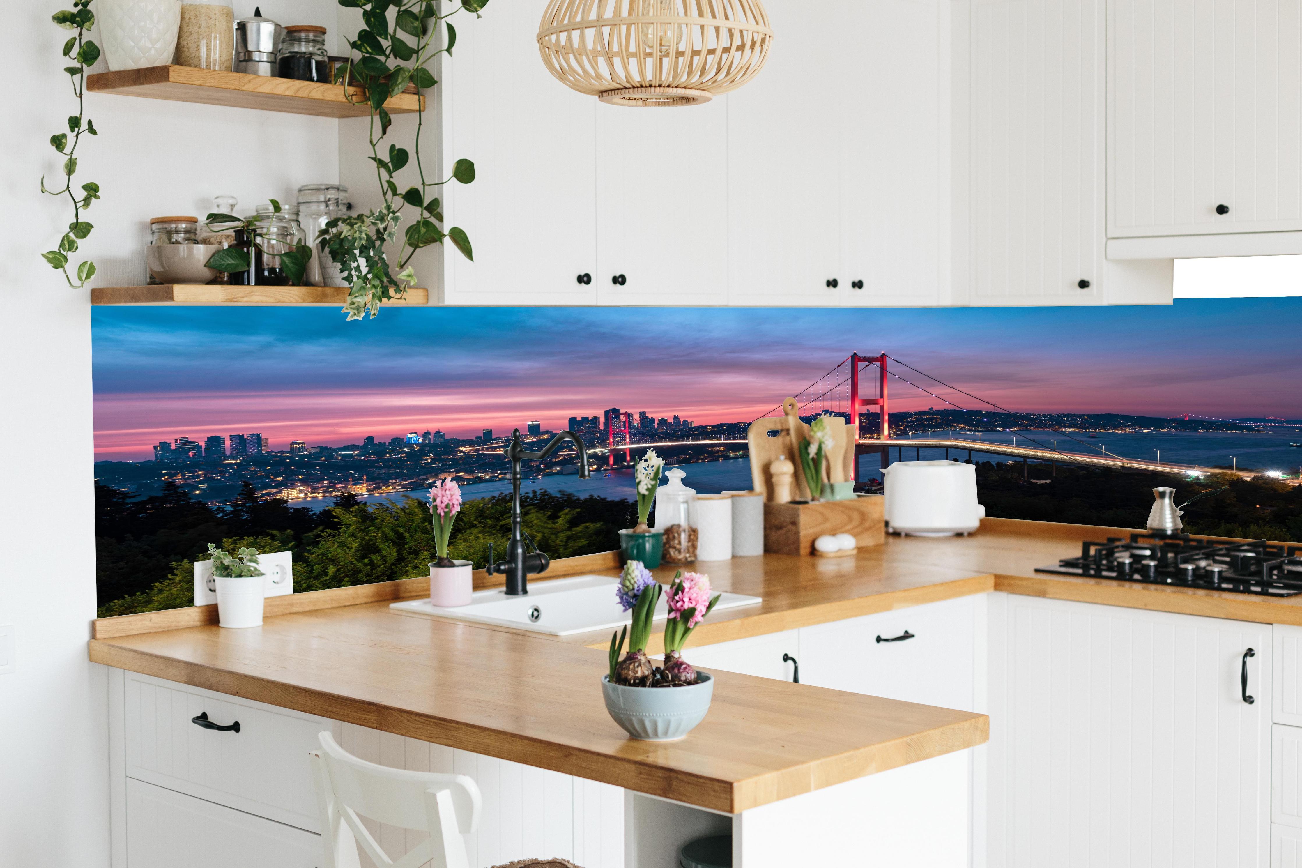 Küche - Istanbul Bosporusbrücke bei Dämmerung in lebendiger Küche mit bunten Blumen