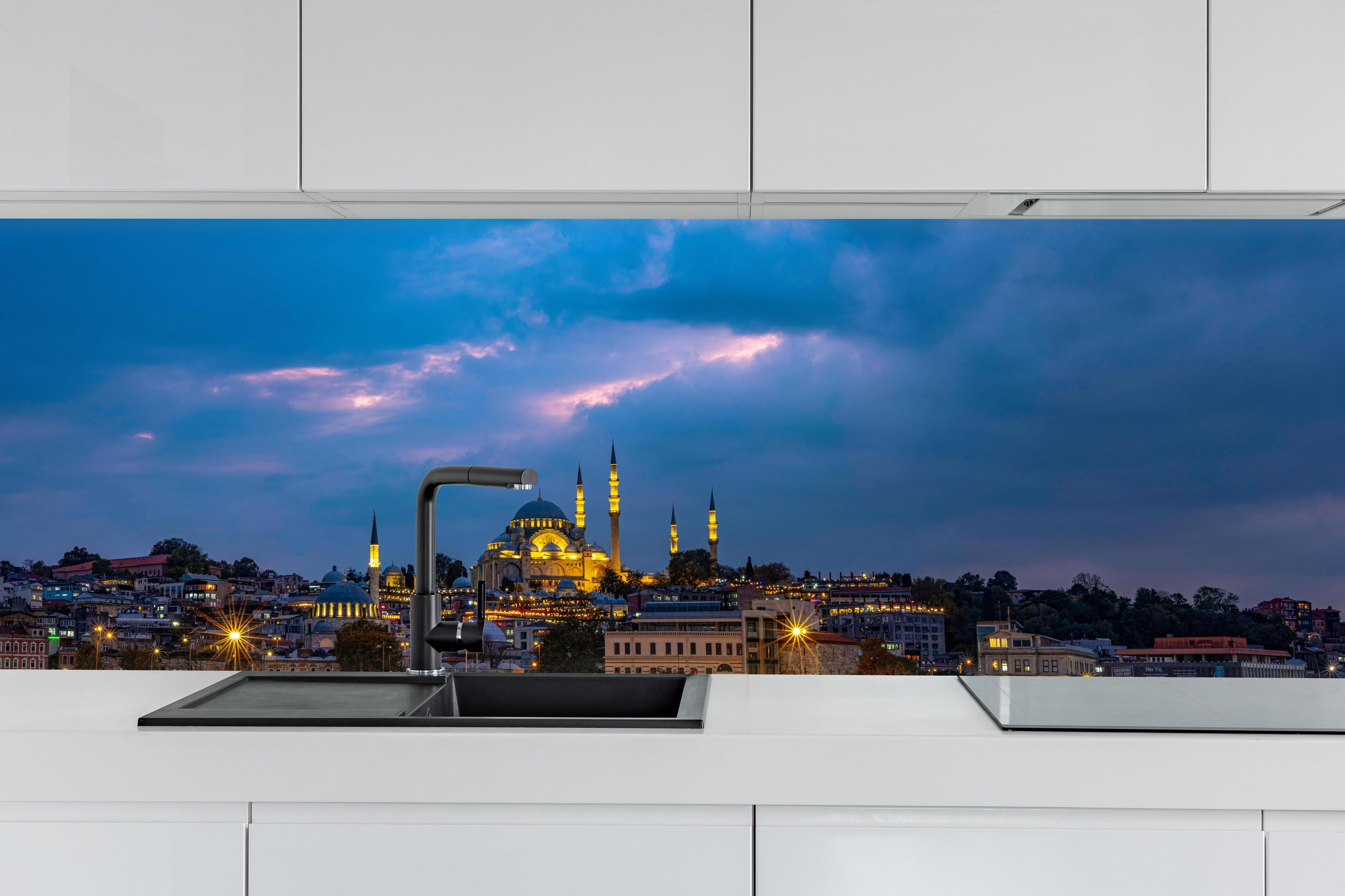 Küche - Istanbul Skyline Blau-Gold hinter weißen Hochglanz-Küchenregalen und schwarzem Wasserhahn