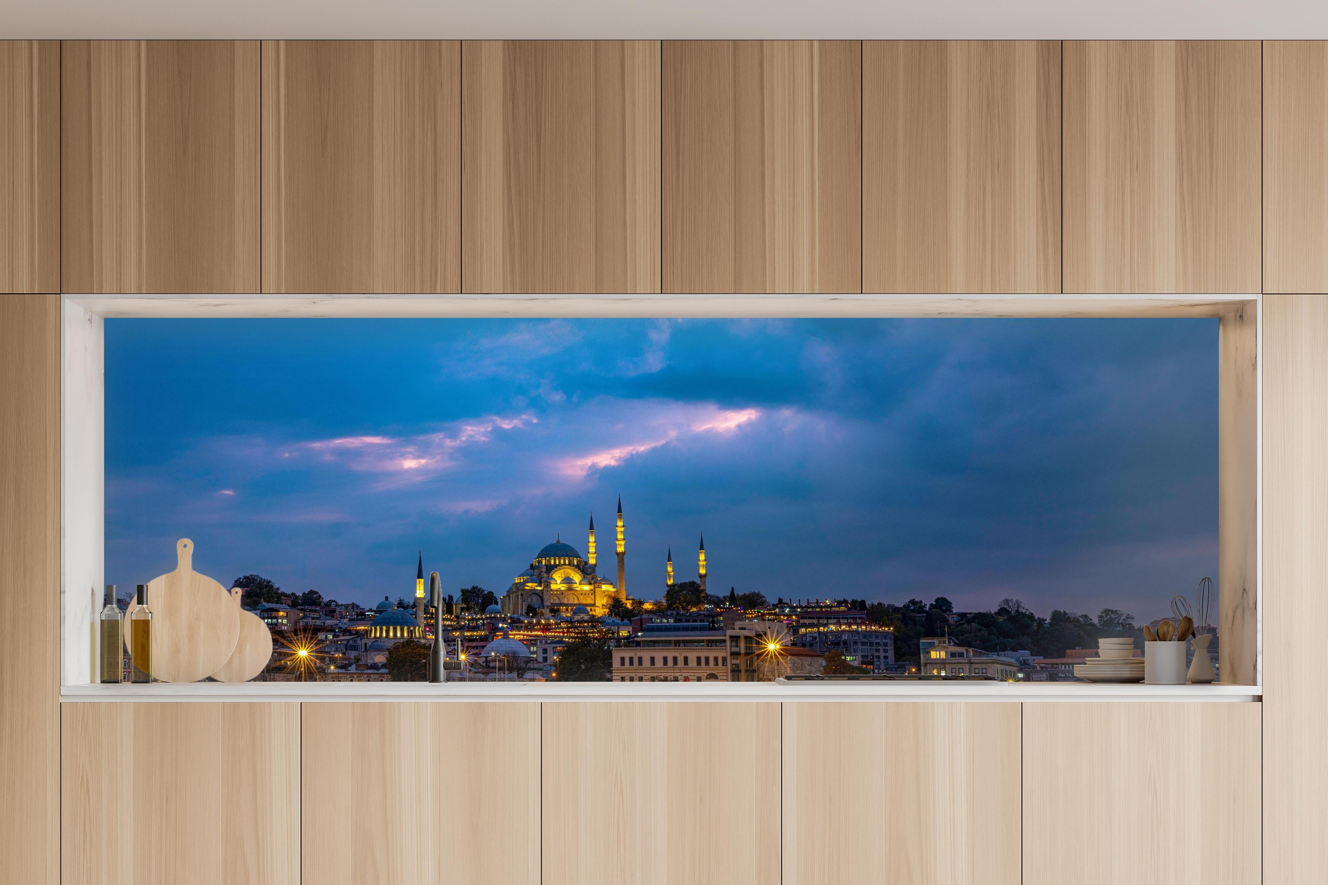 Küche - Istanbul Skyline Blau-Gold in charakteristischer Vollholz-Küche mit modernem Gasherd