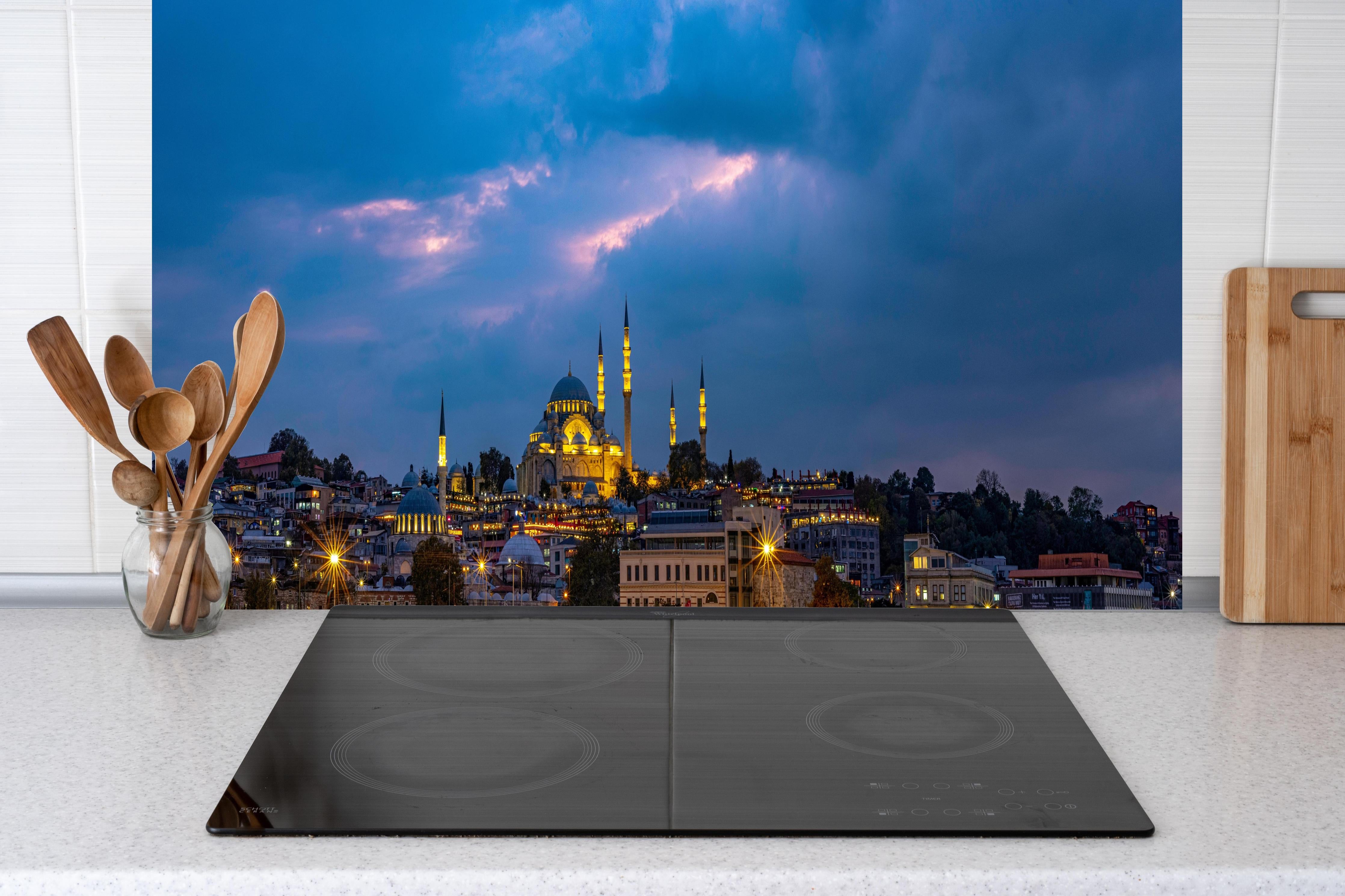 Küche - Istanbul Skyline Blau-Gold hinter Cerankochfeld und Holz-Kochutensilien