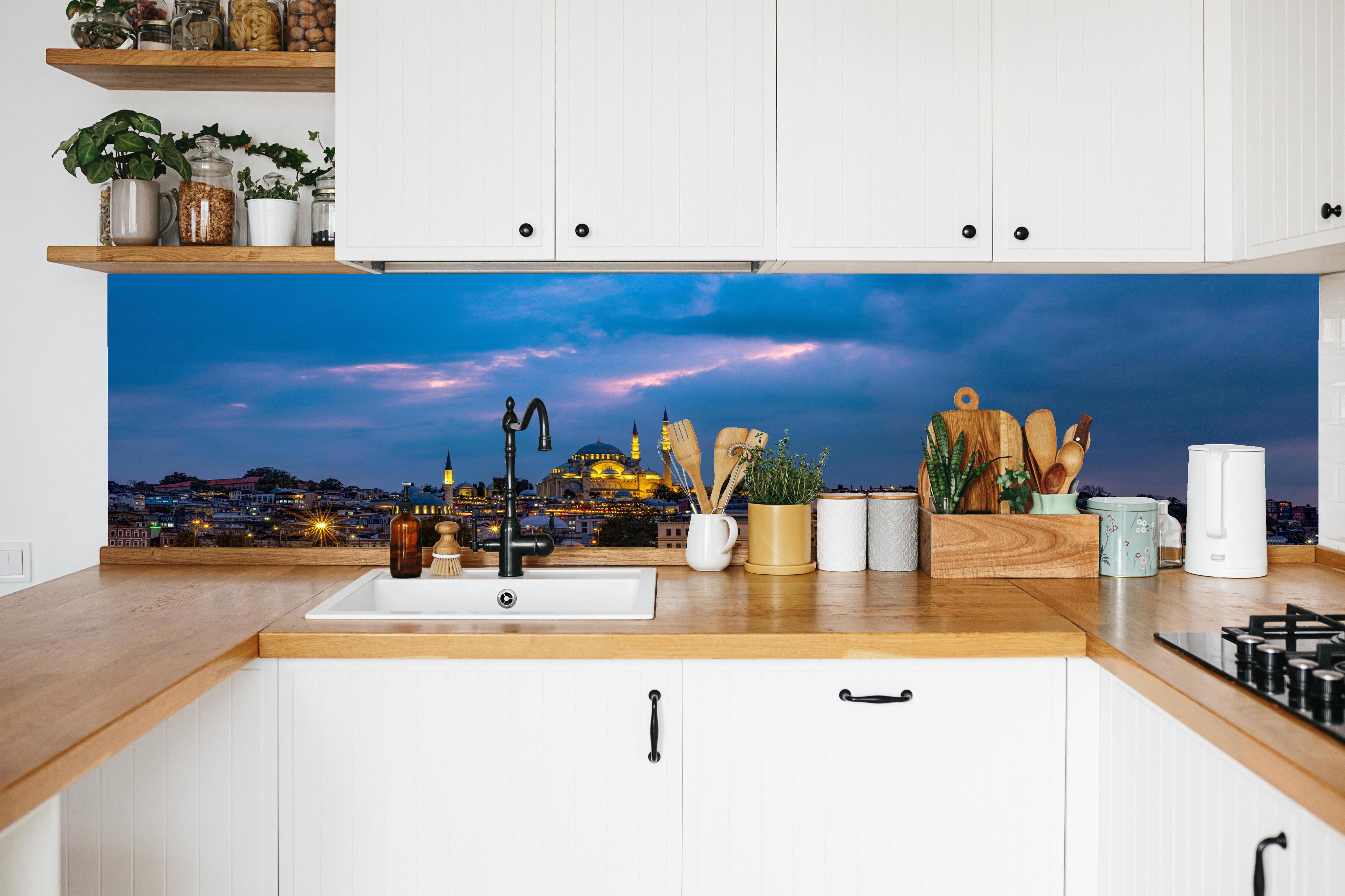 Küche - Istanbul Skyline Blau-Gold in weißer Küche hinter Gewürzen und Kochlöffeln aus Holz