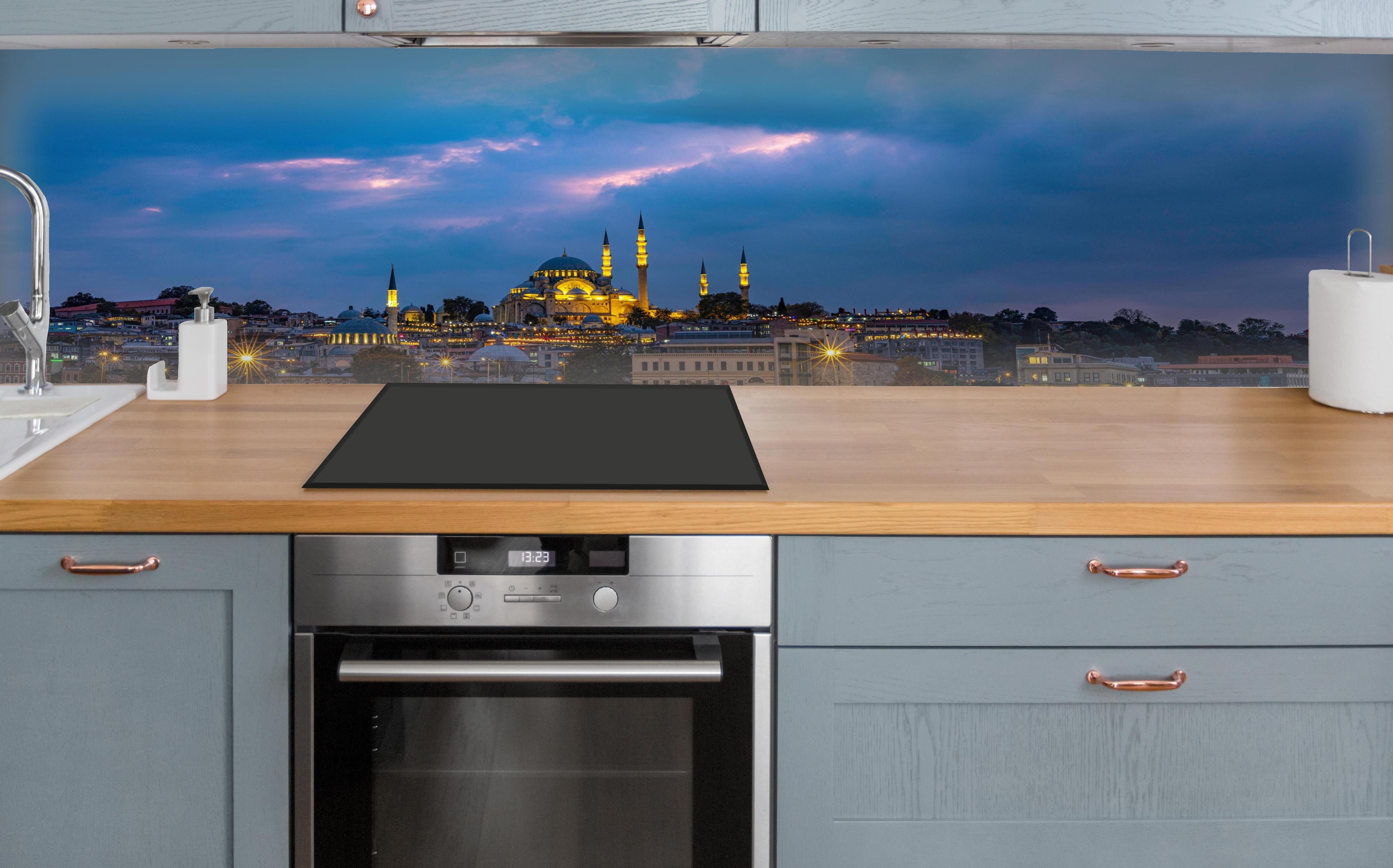 Küche - Istanbul Skyline Blau-Gold über polierter Holzarbeitsplatte mit Cerankochfeld