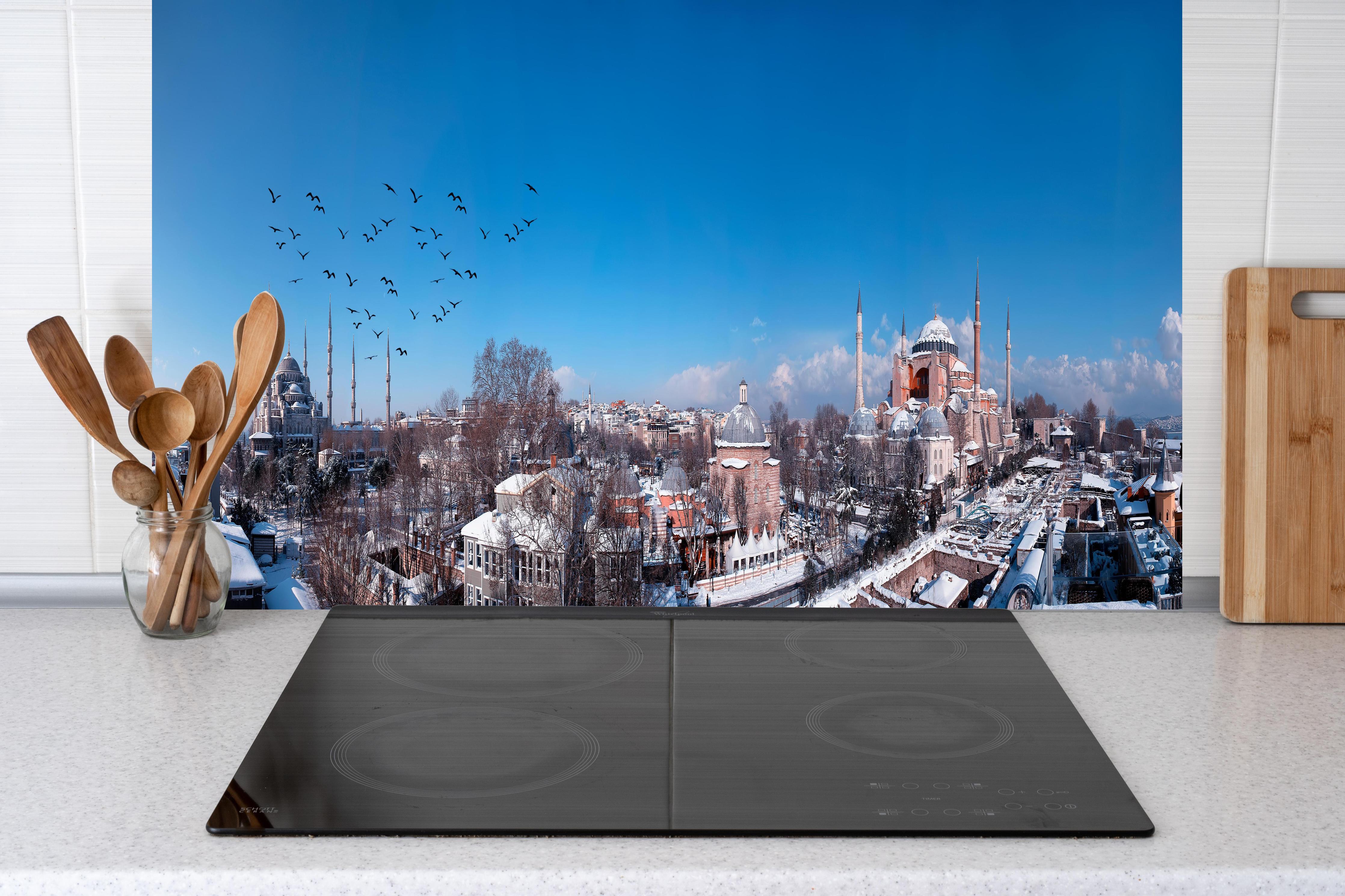 Küche - Istanbul Skyline Blau-Weiß hinter Cerankochfeld und Holz-Kochutensilien