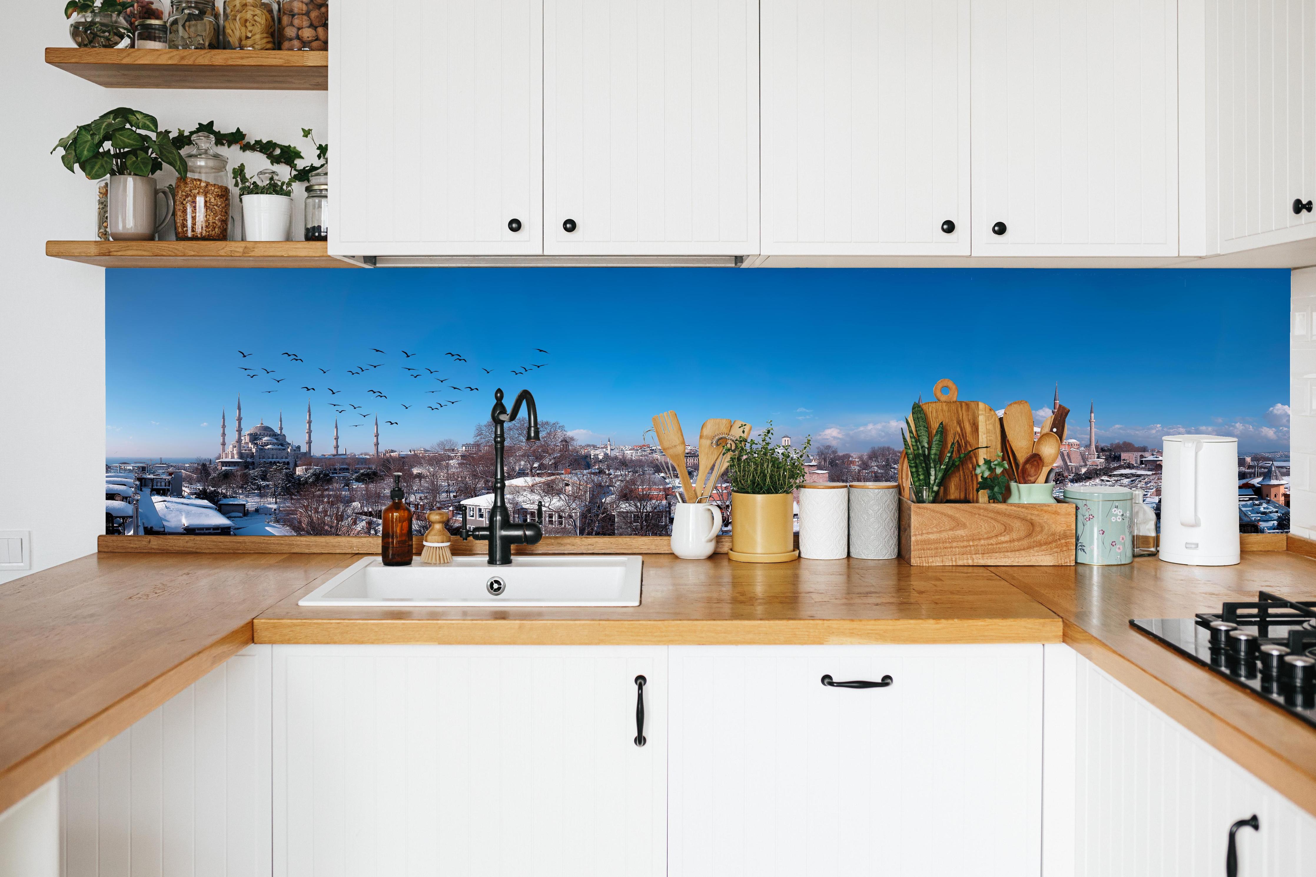 Küche - Istanbul Skyline Blau-Weiß in weißer Küche hinter Gewürzen und Kochlöffeln aus Holz