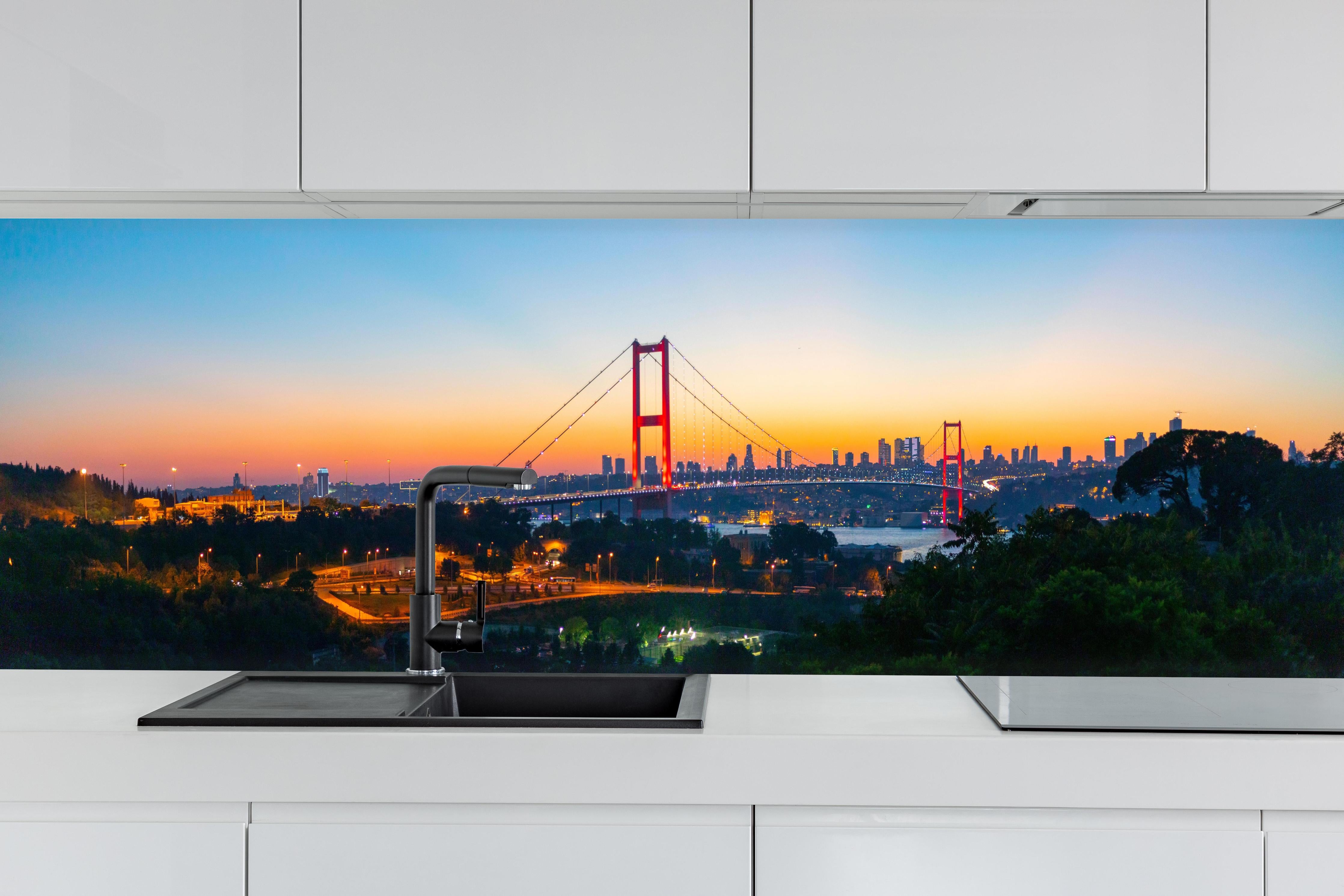 Küche - Istanbul Skyline Sonnenuntergang hinter weißen Hochglanz-Küchenregalen und schwarzem Wasserhahn