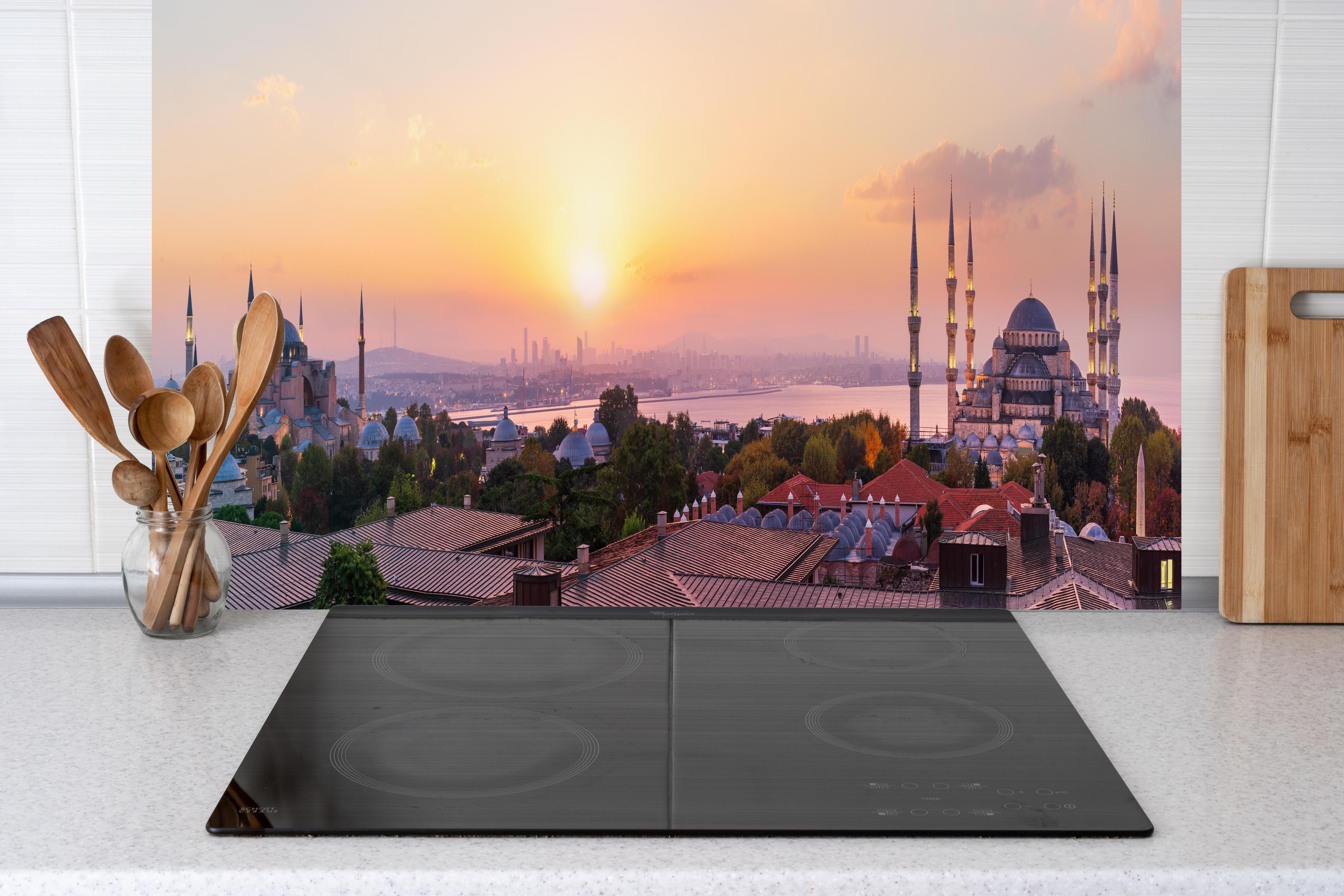Küche - Istanbul Skyline bei Sonnenuntergang hinter Cerankochfeld und Holz-Kochutensilien