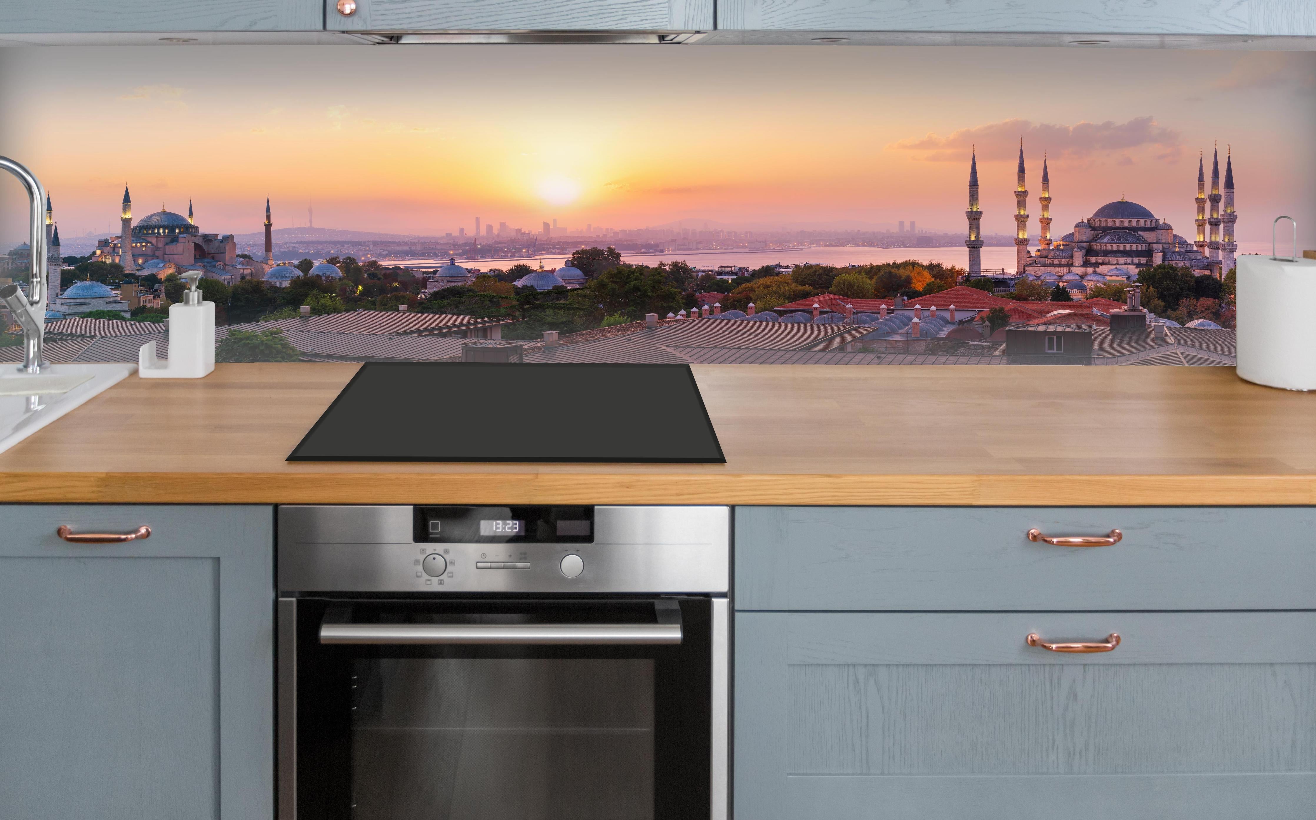 Küche - Istanbul Skyline bei Sonnenuntergang über polierter Holzarbeitsplatte mit Cerankochfeld