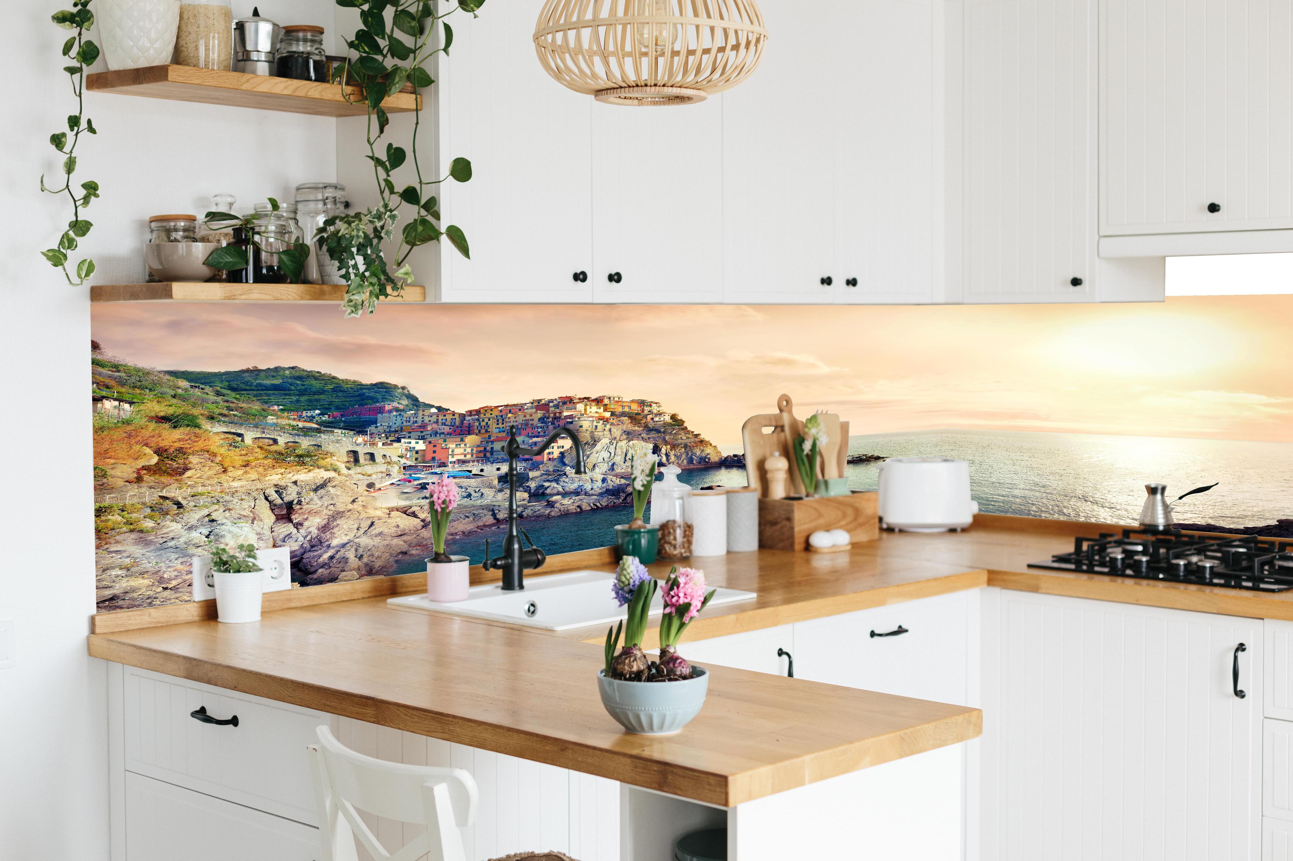 Küche - Italienische Küste Sonnenuntergang in lebendiger Küche mit bunten Blumen