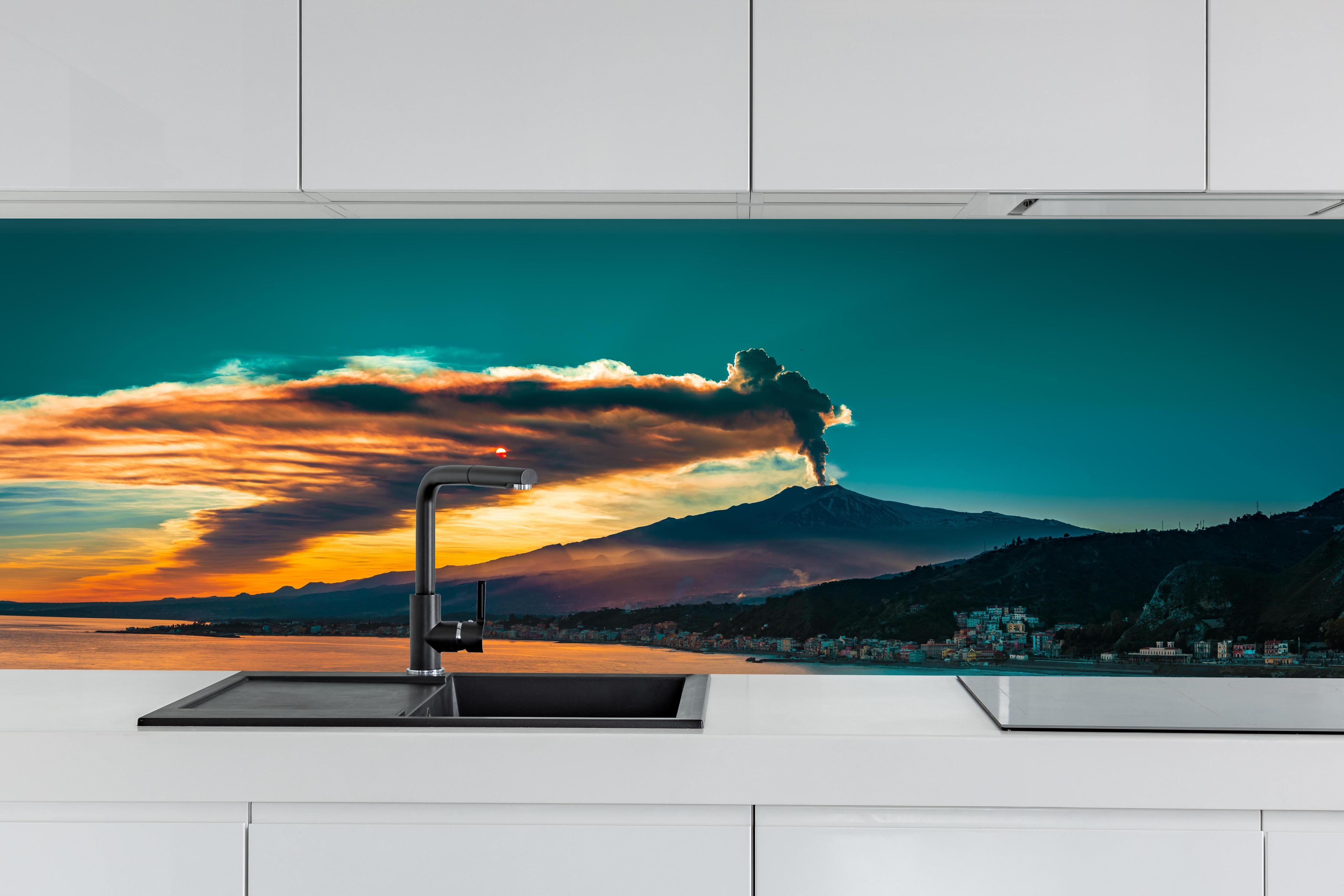 Küche - Italienische Küste mit Vulkan hinter weißen Hochglanz-Küchenregalen und schwarzem Wasserhahn