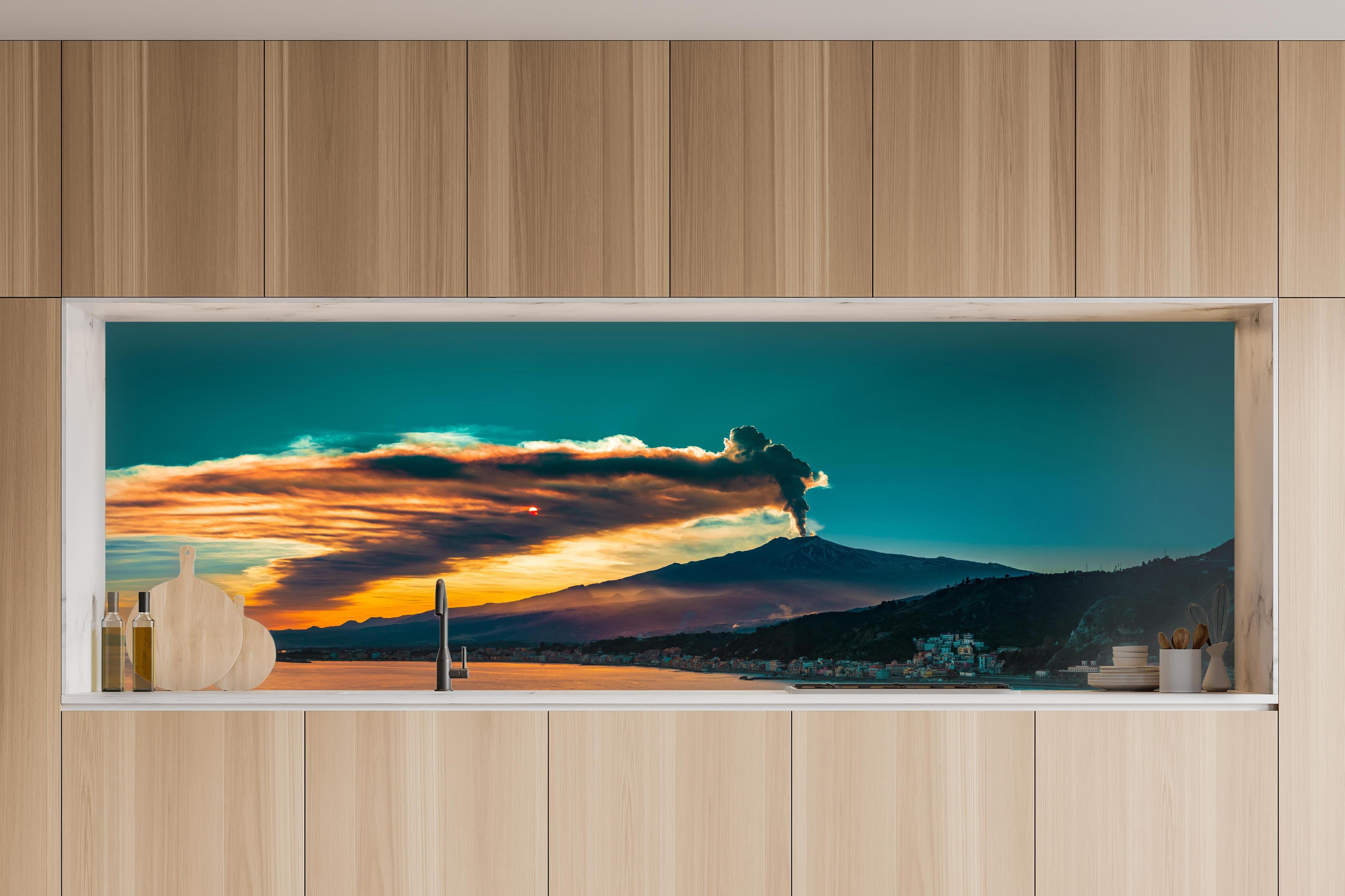 Küche - Italienische Küste mit Vulkan in charakteristischer Vollholz-Küche mit modernem Gasherd