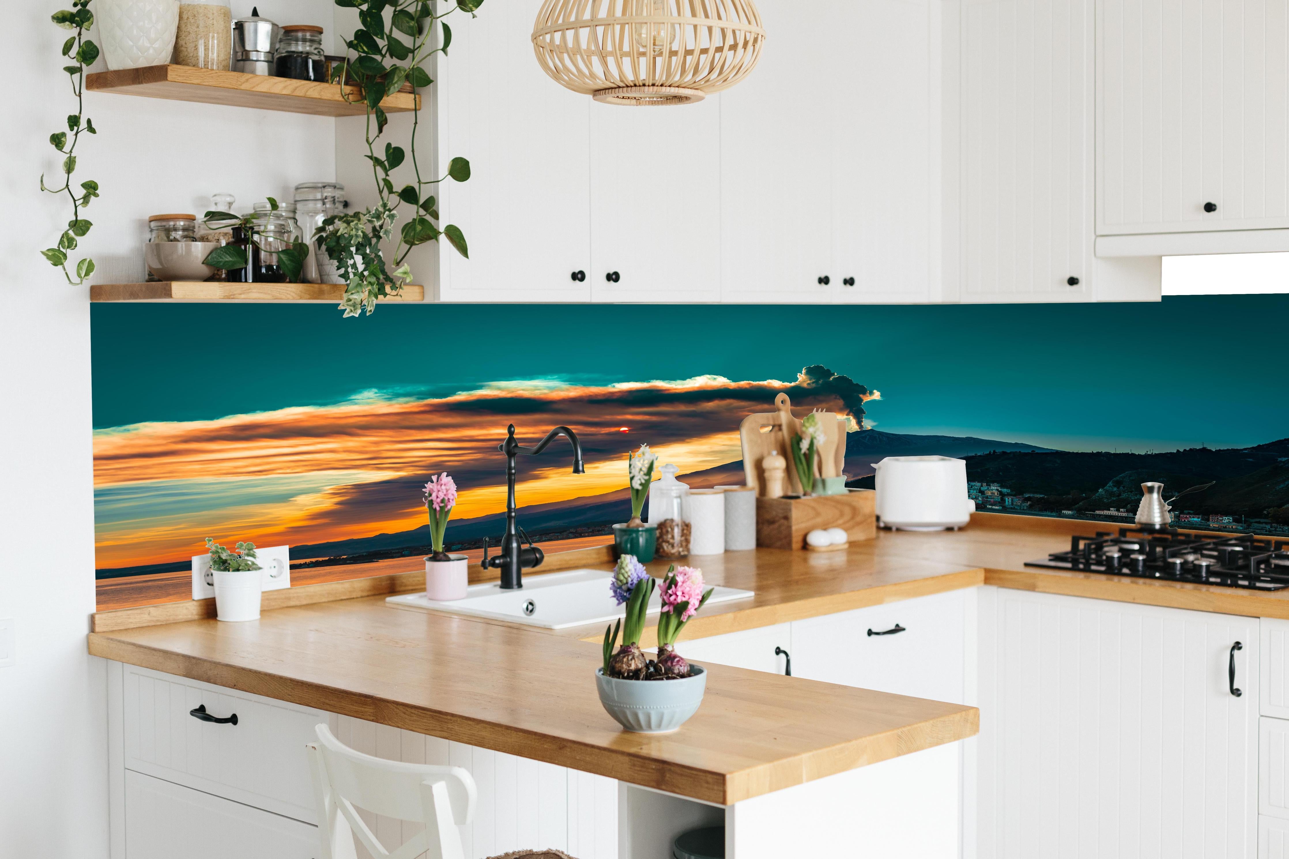 Küche - Italienische Küste mit Vulkan in lebendiger Küche mit bunten Blumen