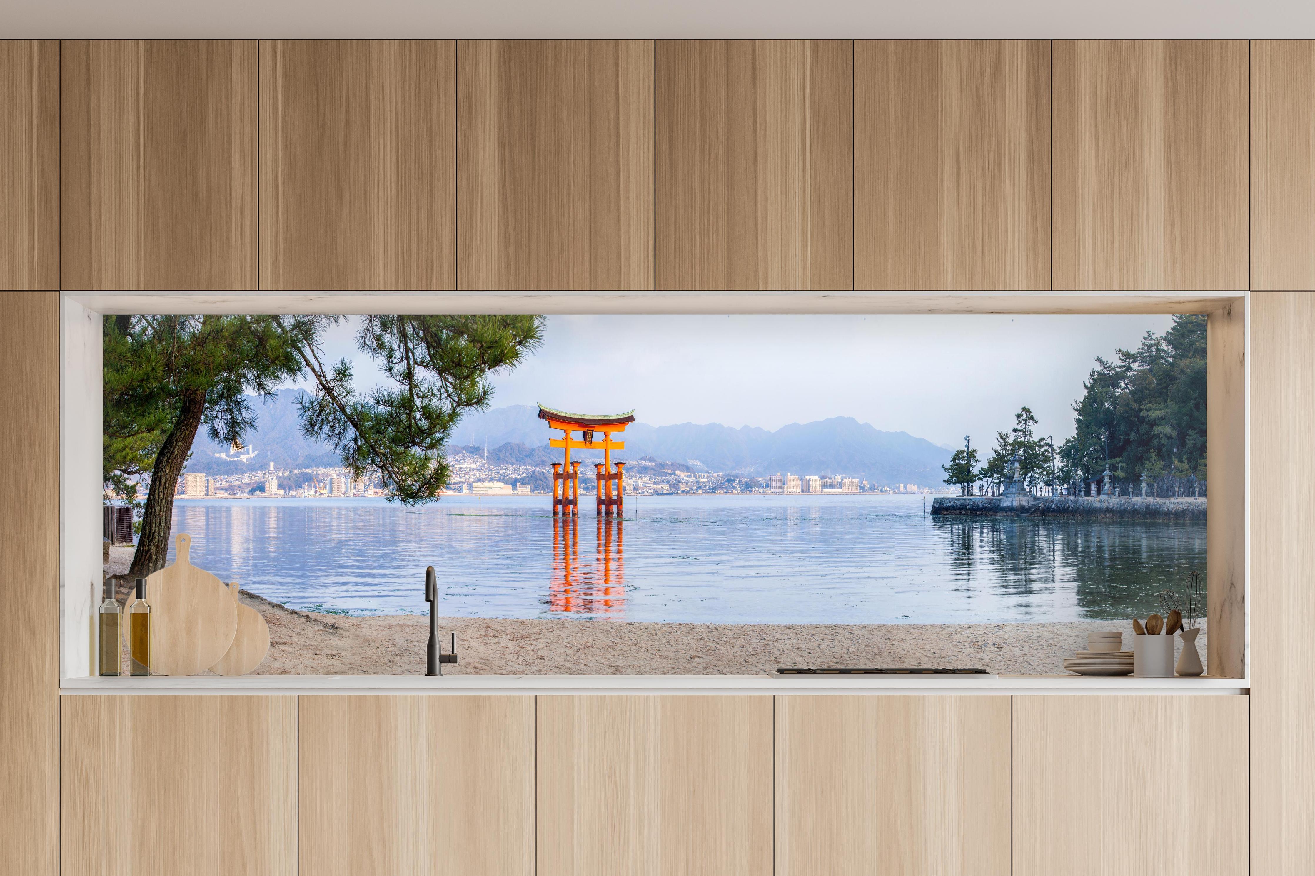 Küche - Japanisches Torii am Meer in charakteristischer Vollholz-Küche mit modernem Gasherd