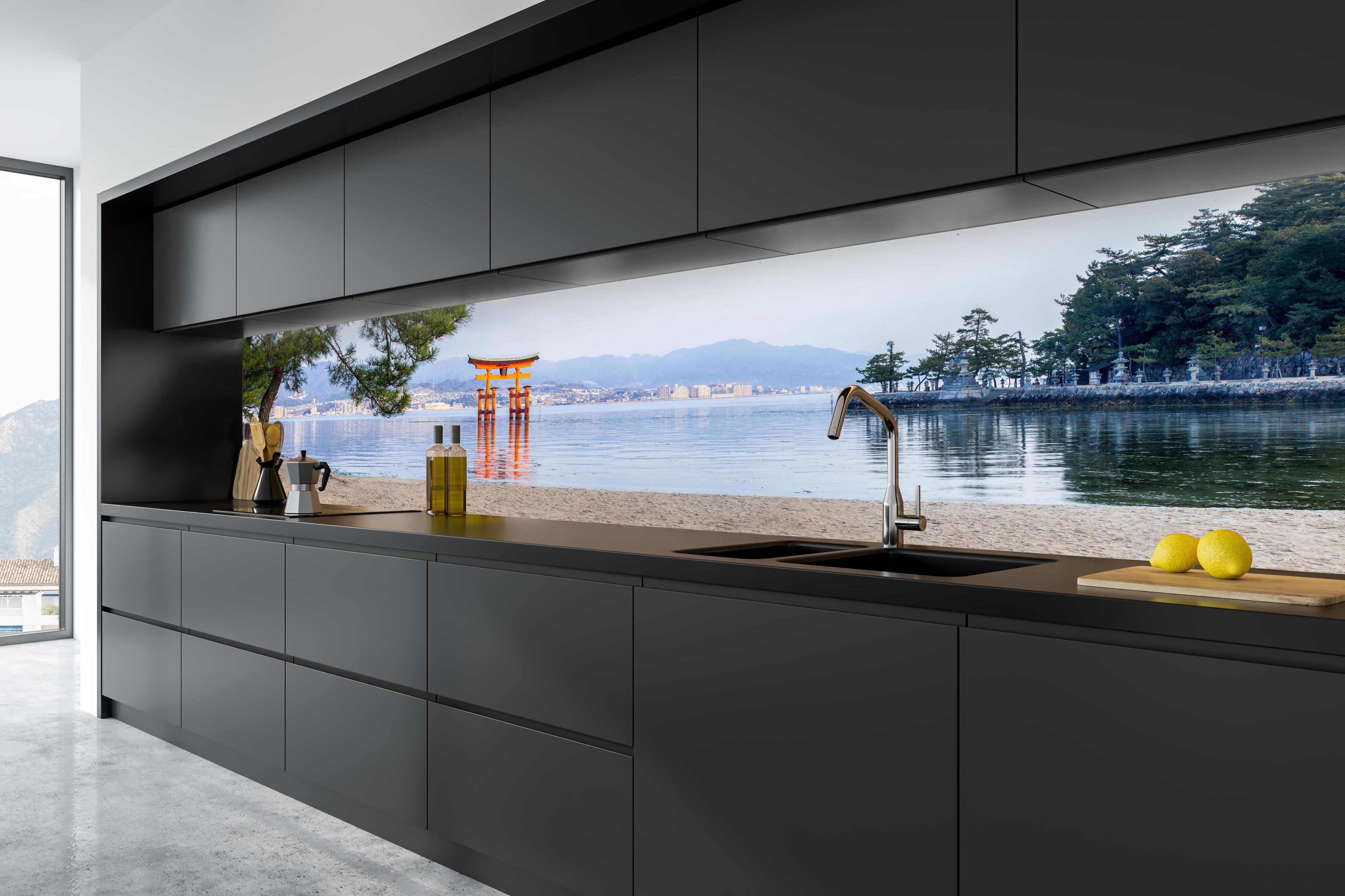 Küche - Japanisches Torii am Meer in tiefschwarzer matt-premium Einbauküche