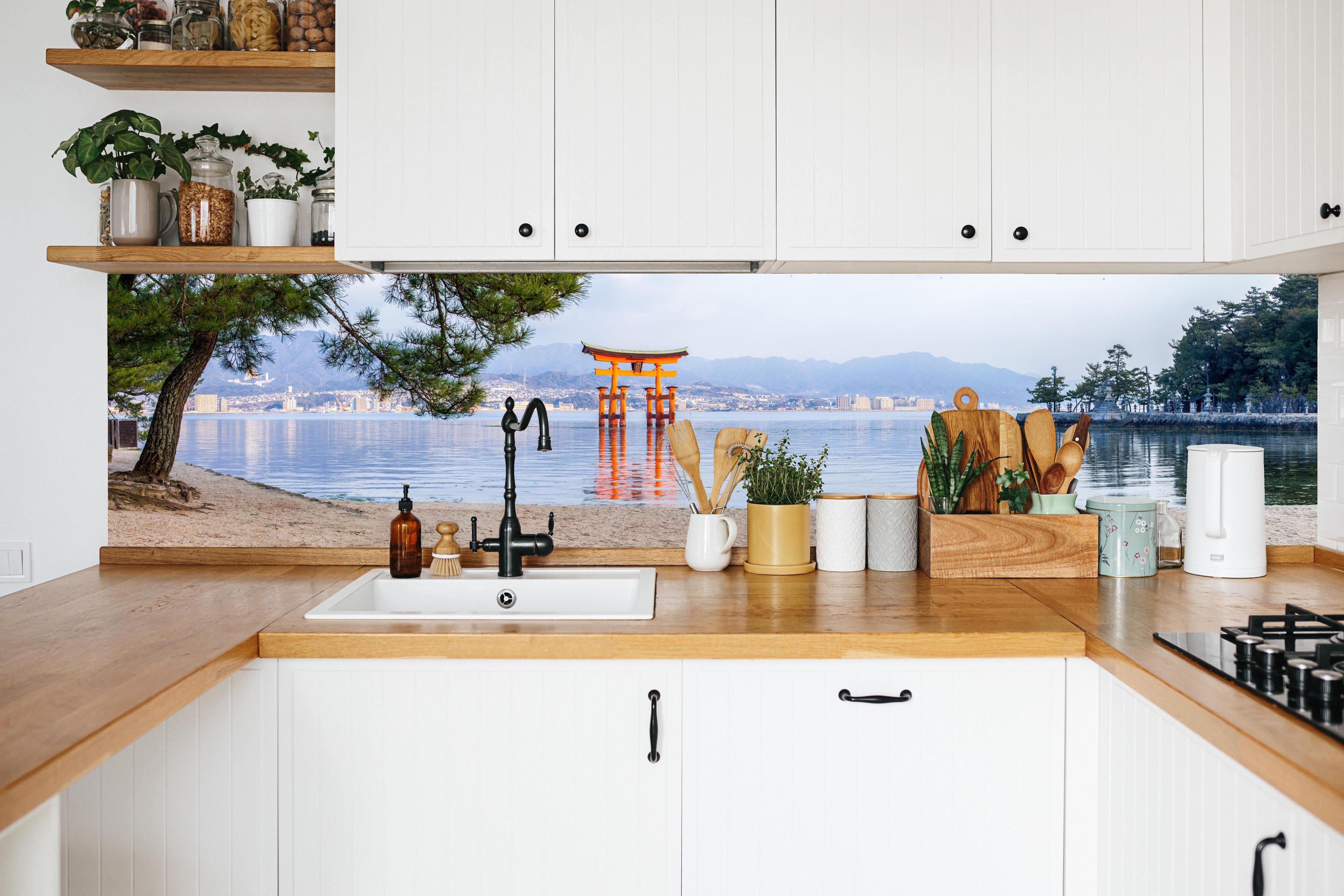 Küche - Japanisches Torii am Meer in weißer Küche hinter Gewürzen und Kochlöffeln aus Holz