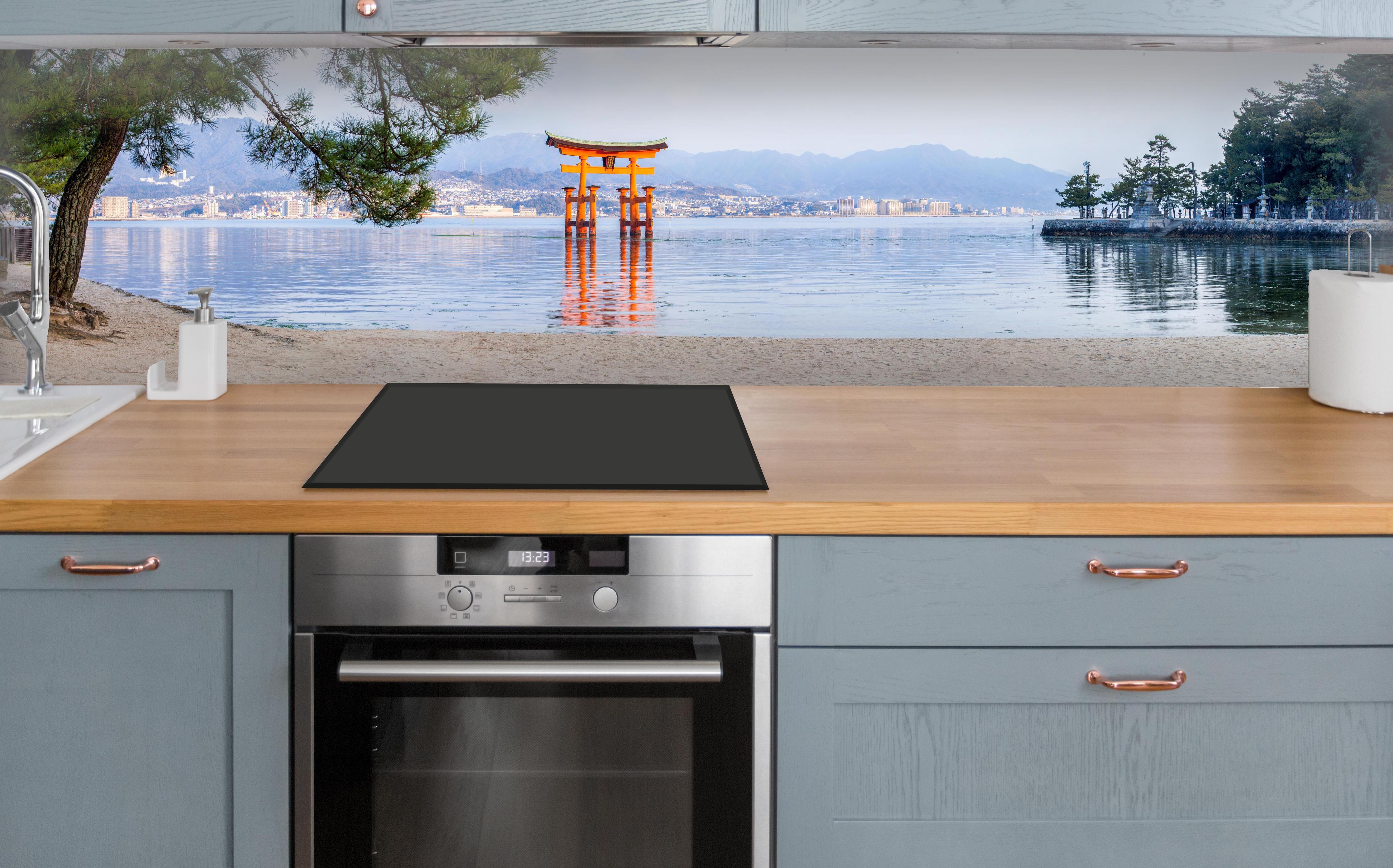 Küche - Japanisches Torii am Meer über polierter Holzarbeitsplatte mit Cerankochfeld