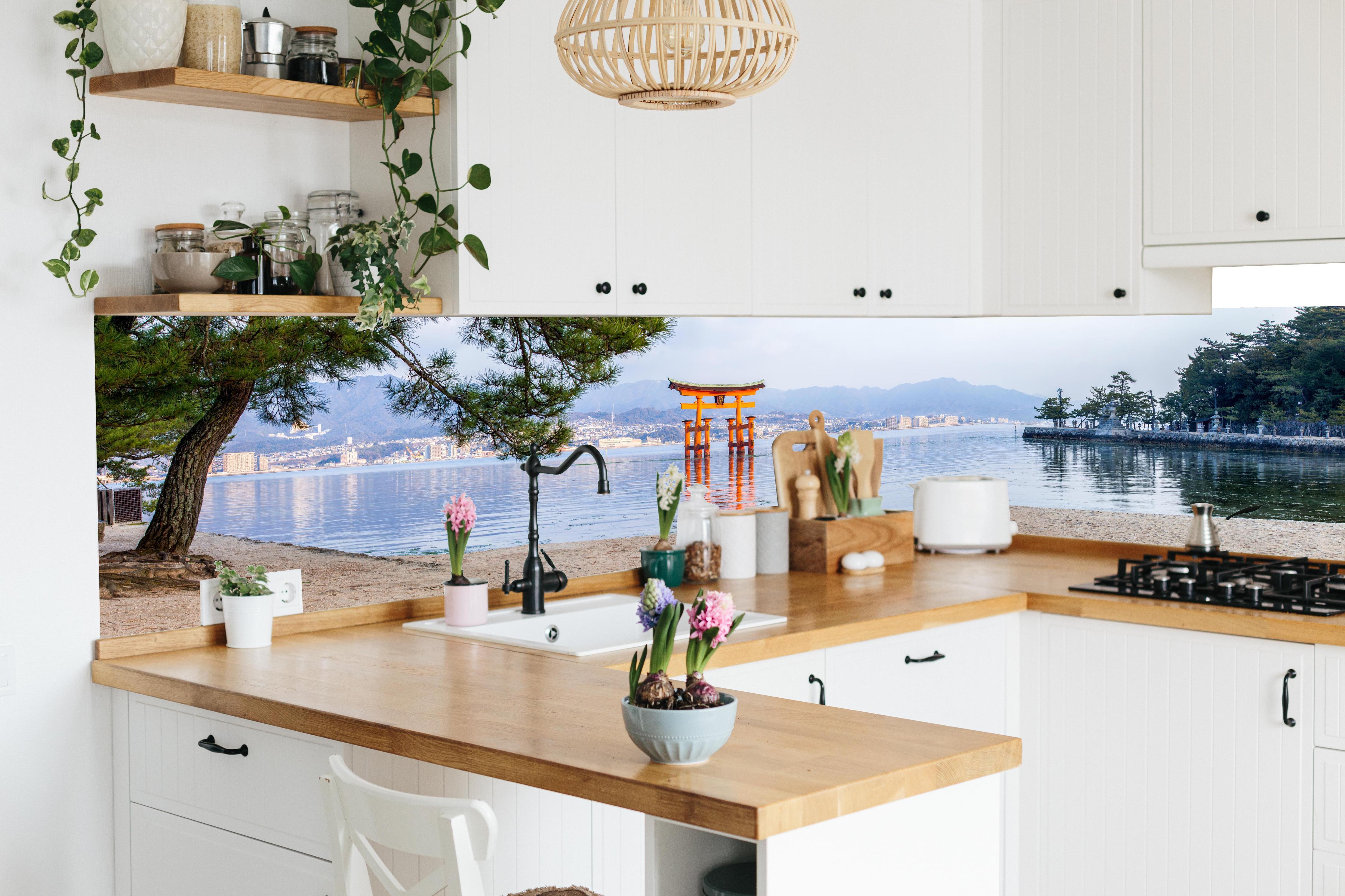 Küche - Japanisches Torii am Meer in lebendiger Küche mit bunten Blumen