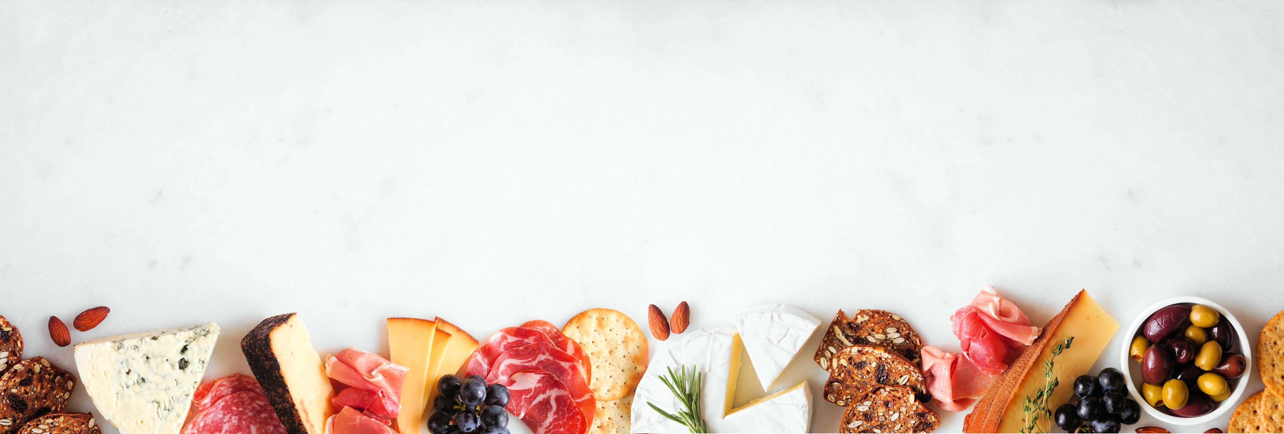 Küchenrückwand-Käse und Antipasti auf Weiß