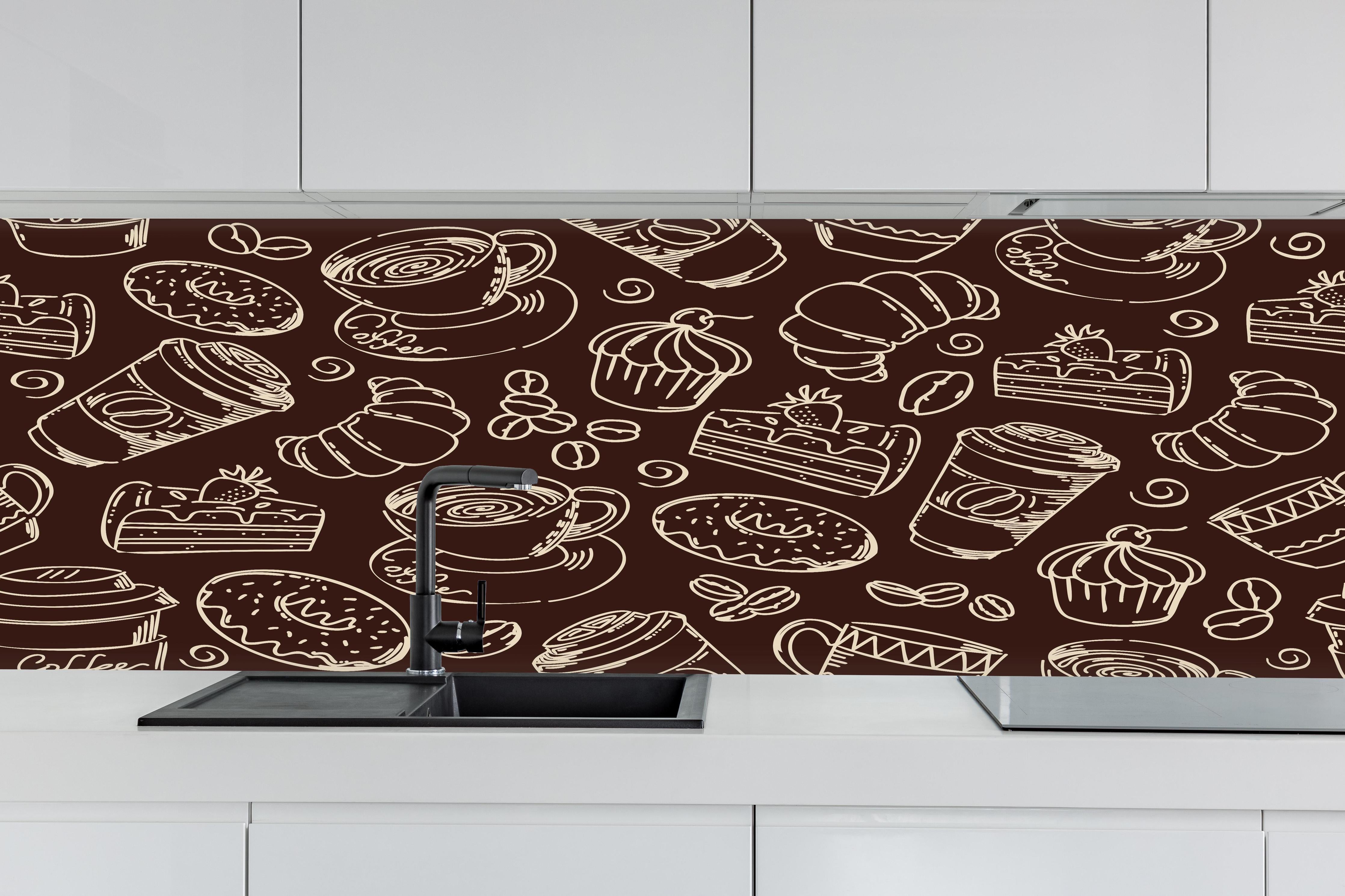 Küche - Kaffee Gebäck Retro Muster Braun hinter weißen Hochglanz-Küchenregalen und schwarzem Wasserhahn