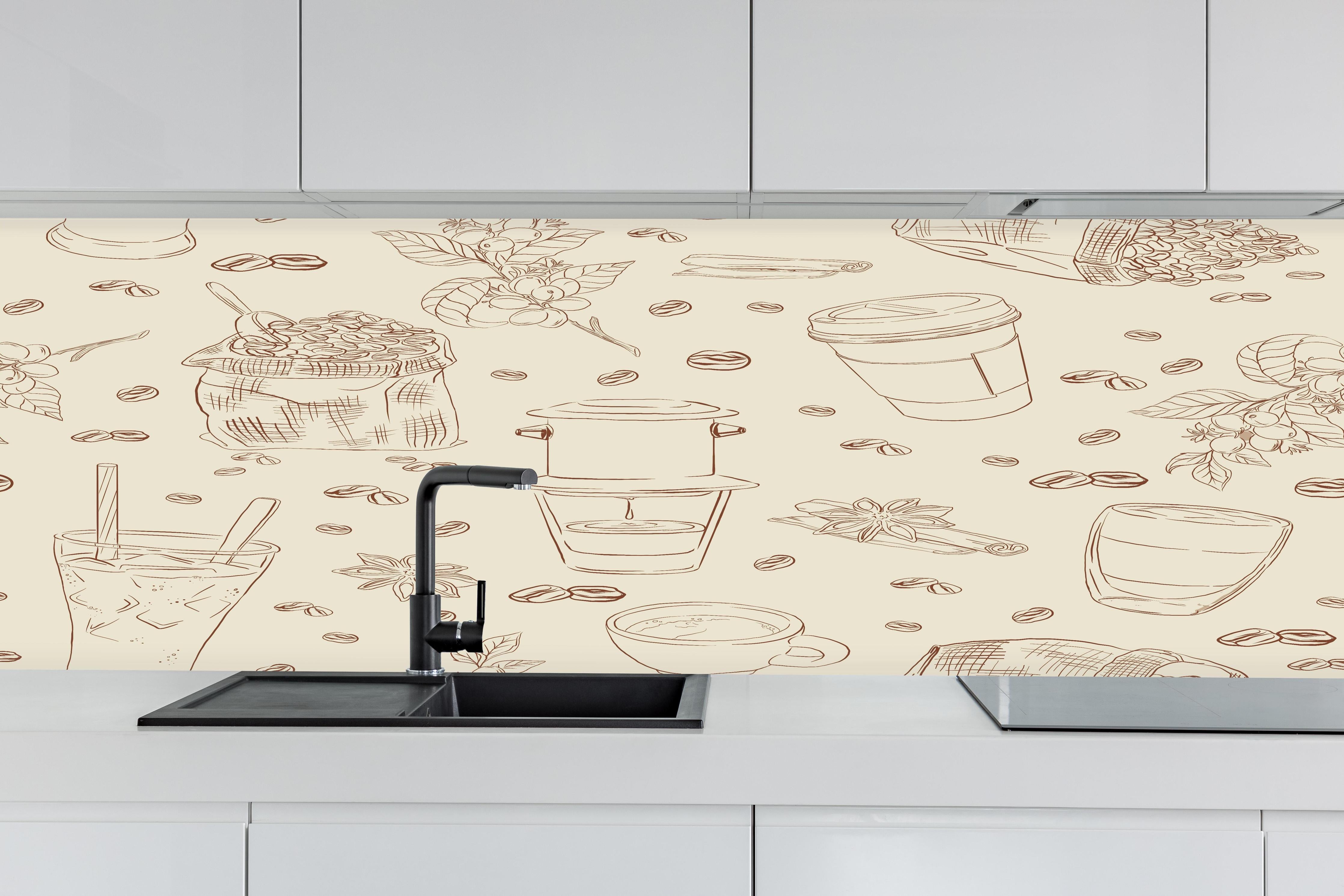 Küche - Kaffee-Muster Beige Braun hinter weißen Hochglanz-Küchenregalen und schwarzem Wasserhahn