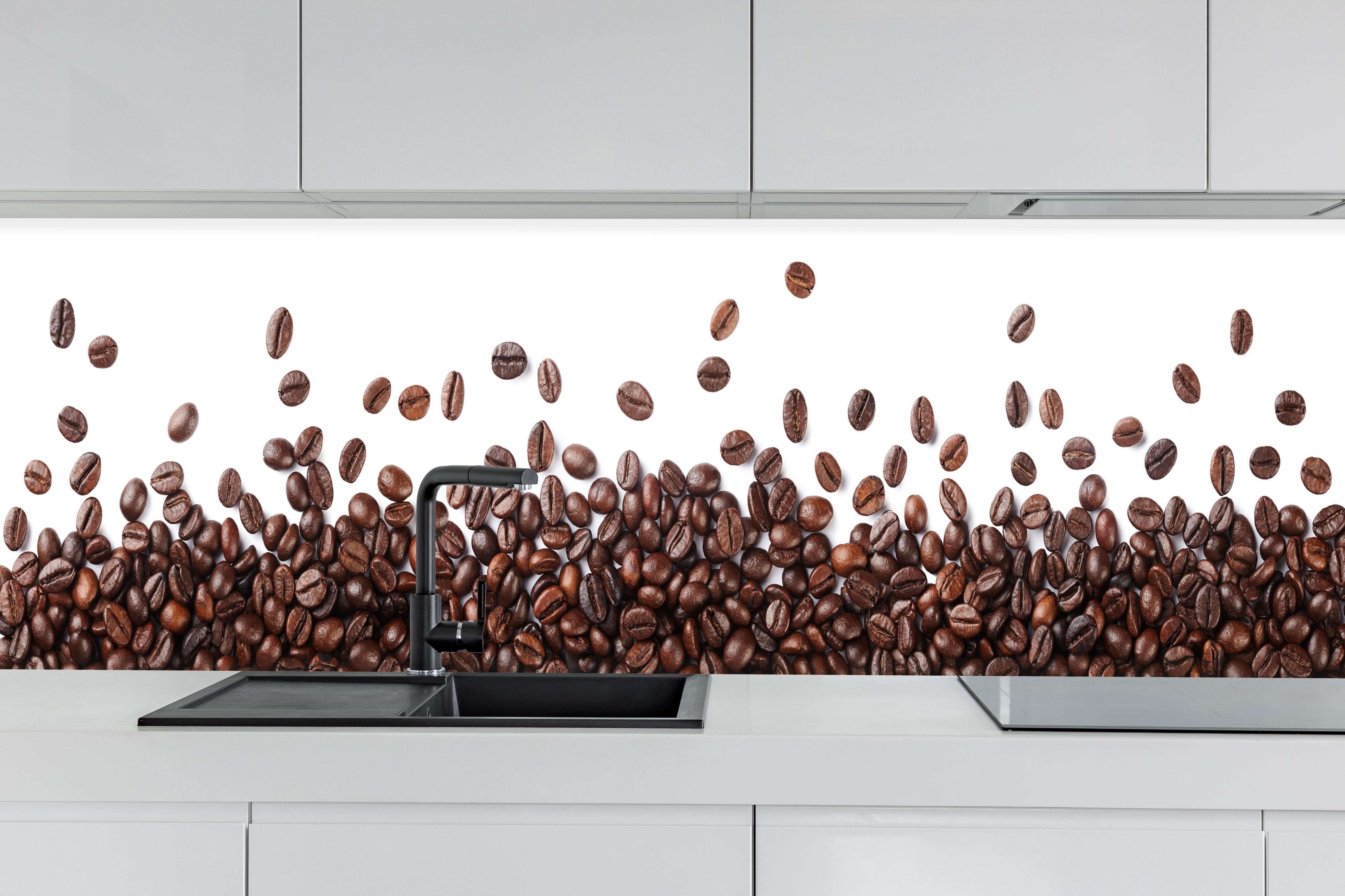 Küche - Kaffeebohnen Bordüre Braun hinter weißen Hochglanz-Küchenregalen und schwarzem Wasserhahn