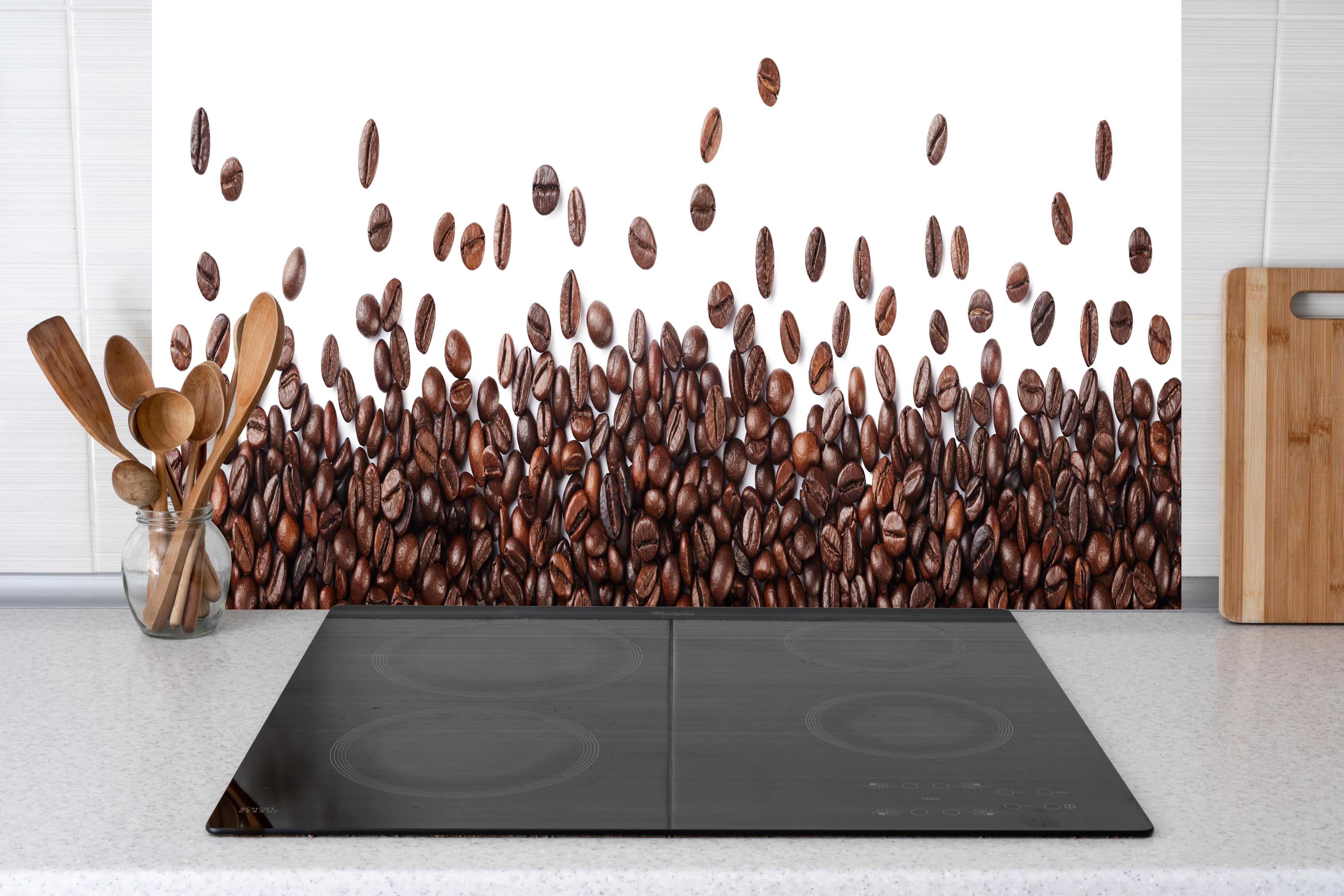 Küche - Kaffeebohnen Bordüre Braun hinter Cerankochfeld und Holz-Kochutensilien