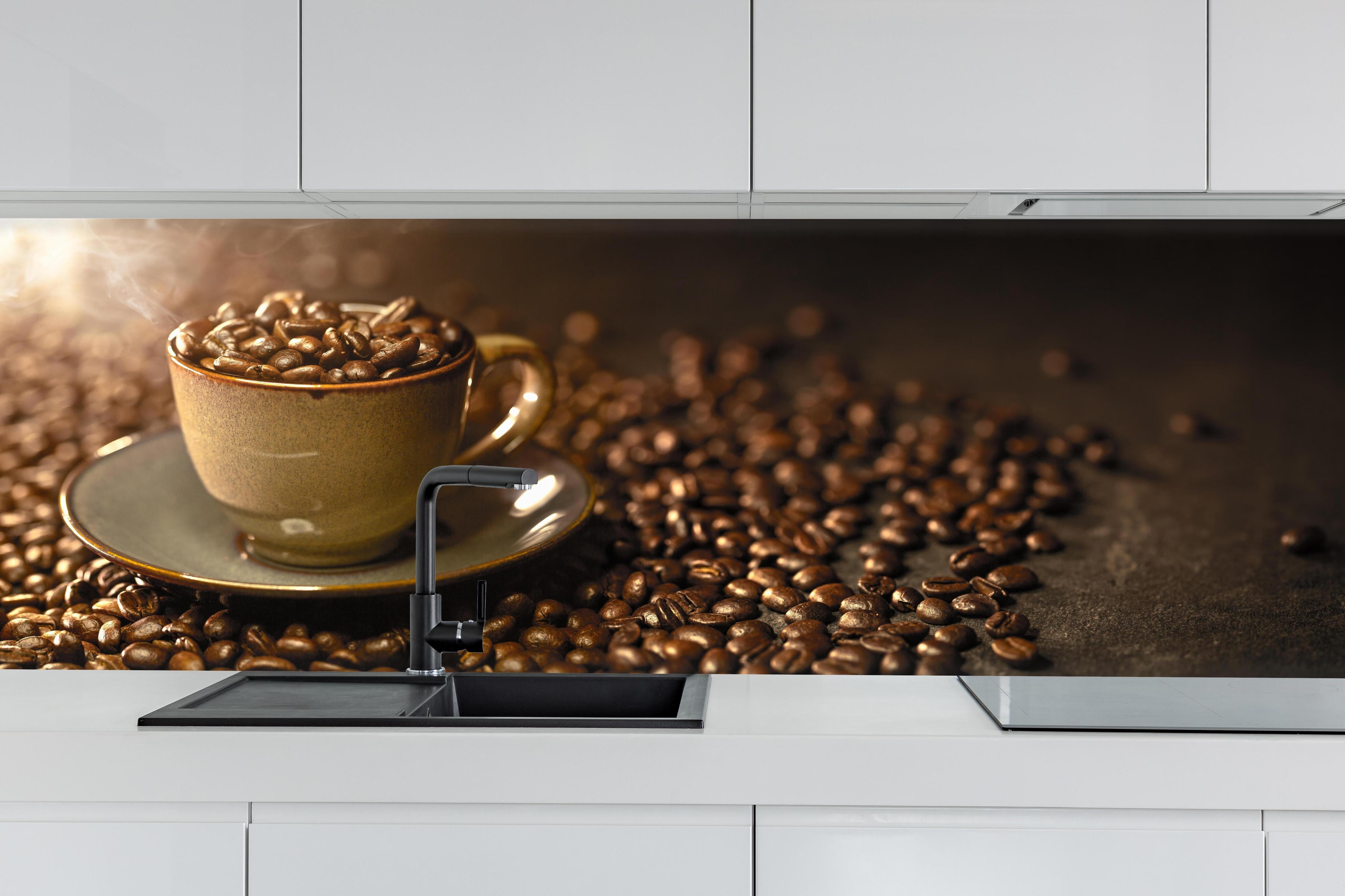 Küche - Kaffeebohnen Stillleben in Braun hinter weißen Hochglanz-Küchenregalen und schwarzem Wasserhahn