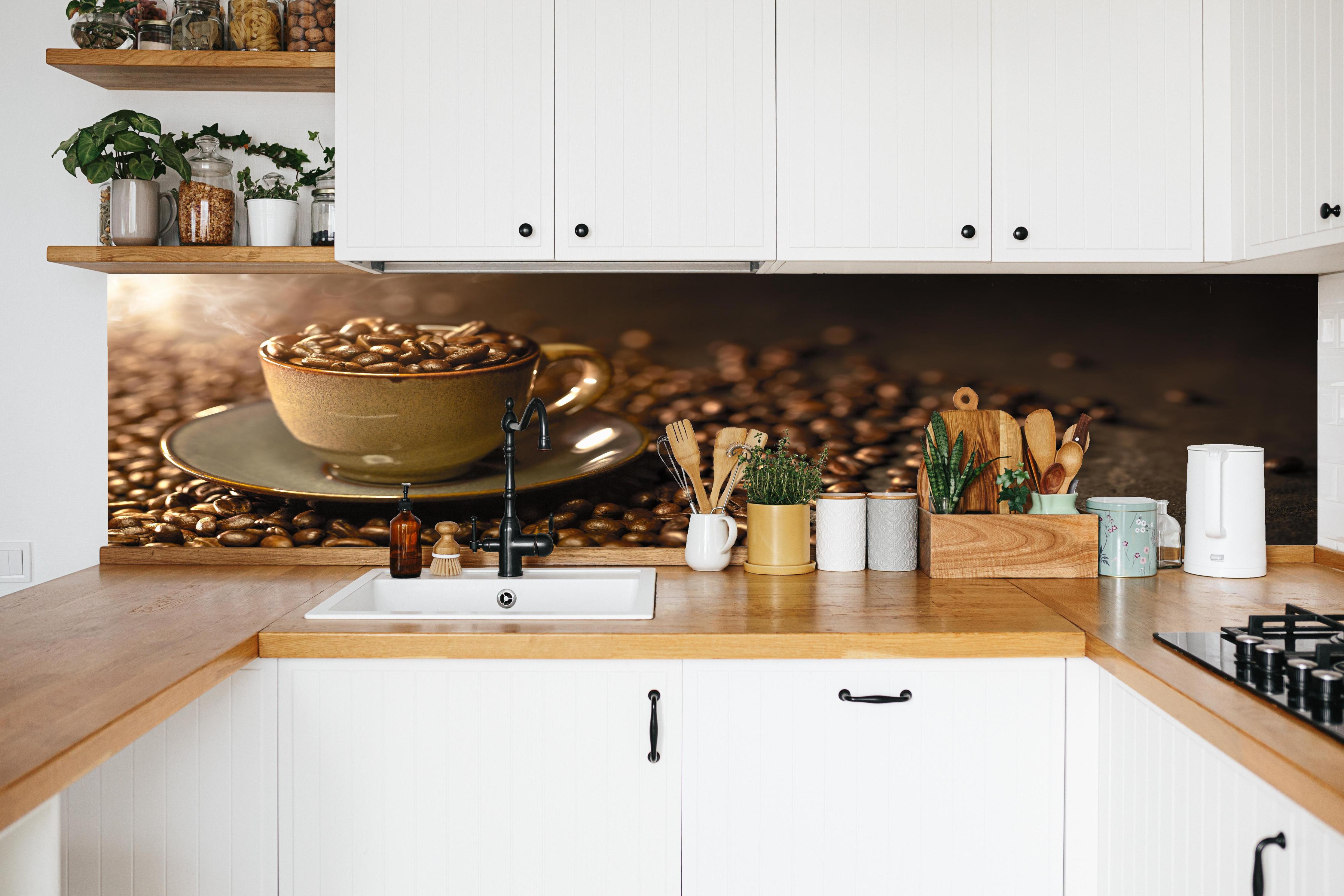 Küche - Kaffeebohnen Stillleben in Braun in weißer Küche hinter Gewürzen und Kochlöffeln aus Holz