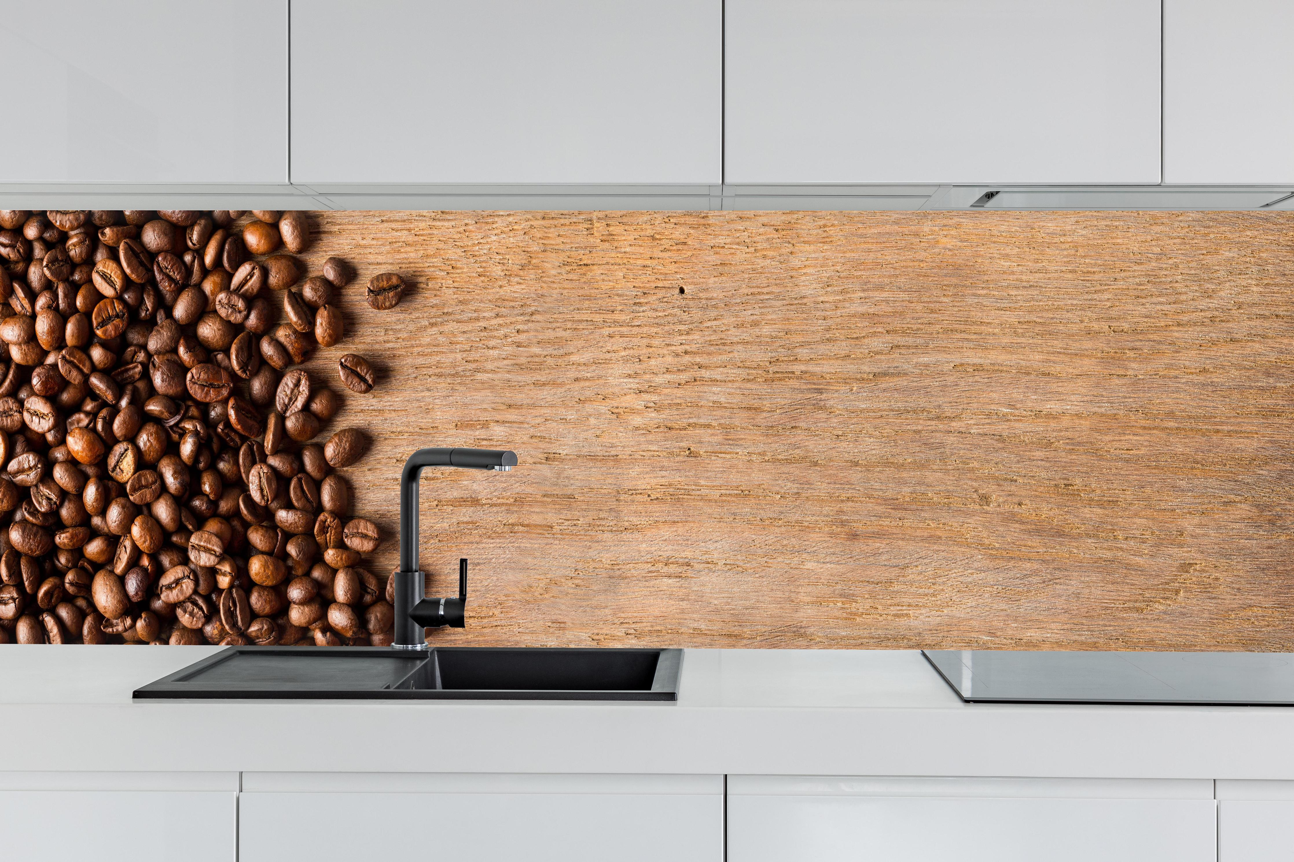 Küche - Kaffeebohnen auf Holz hinter weißen Hochglanz-Küchenregalen und schwarzem Wasserhahn