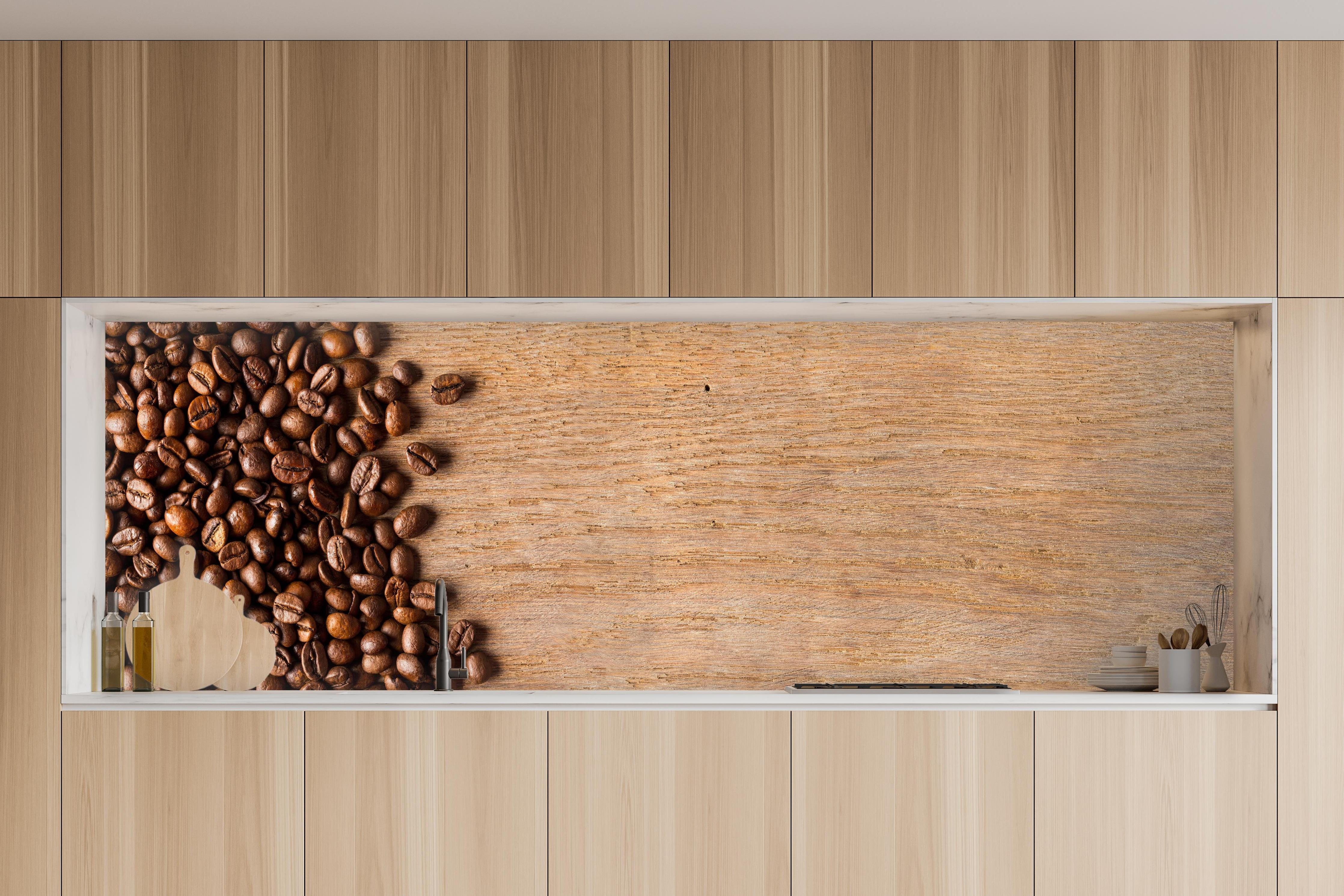 Küche - Kaffeebohnen auf Holz in charakteristischer Vollholz-Küche mit modernem Gasherd