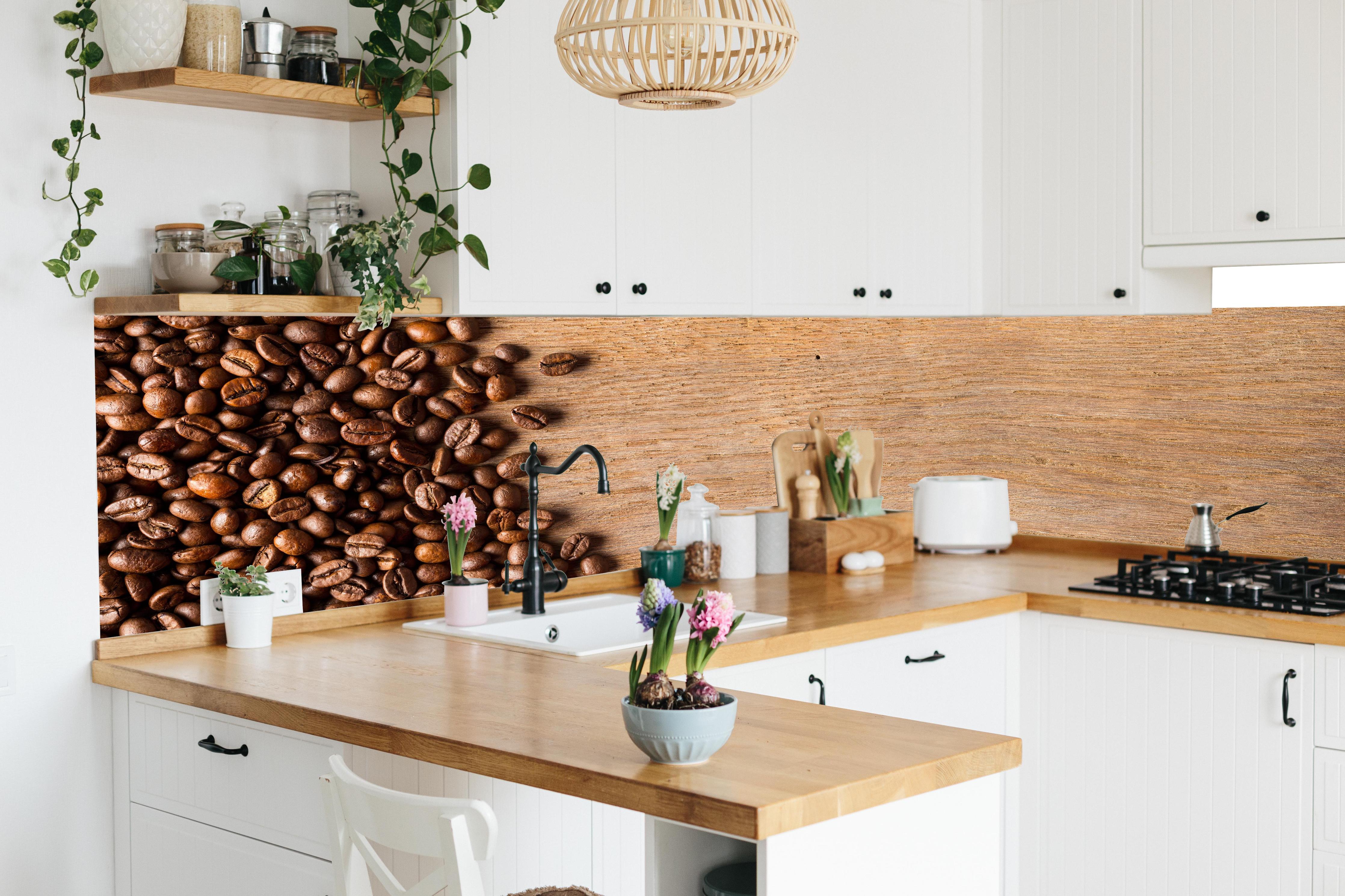 Küche - Kaffeebohnen auf Holz in lebendiger Küche mit bunten Blumen