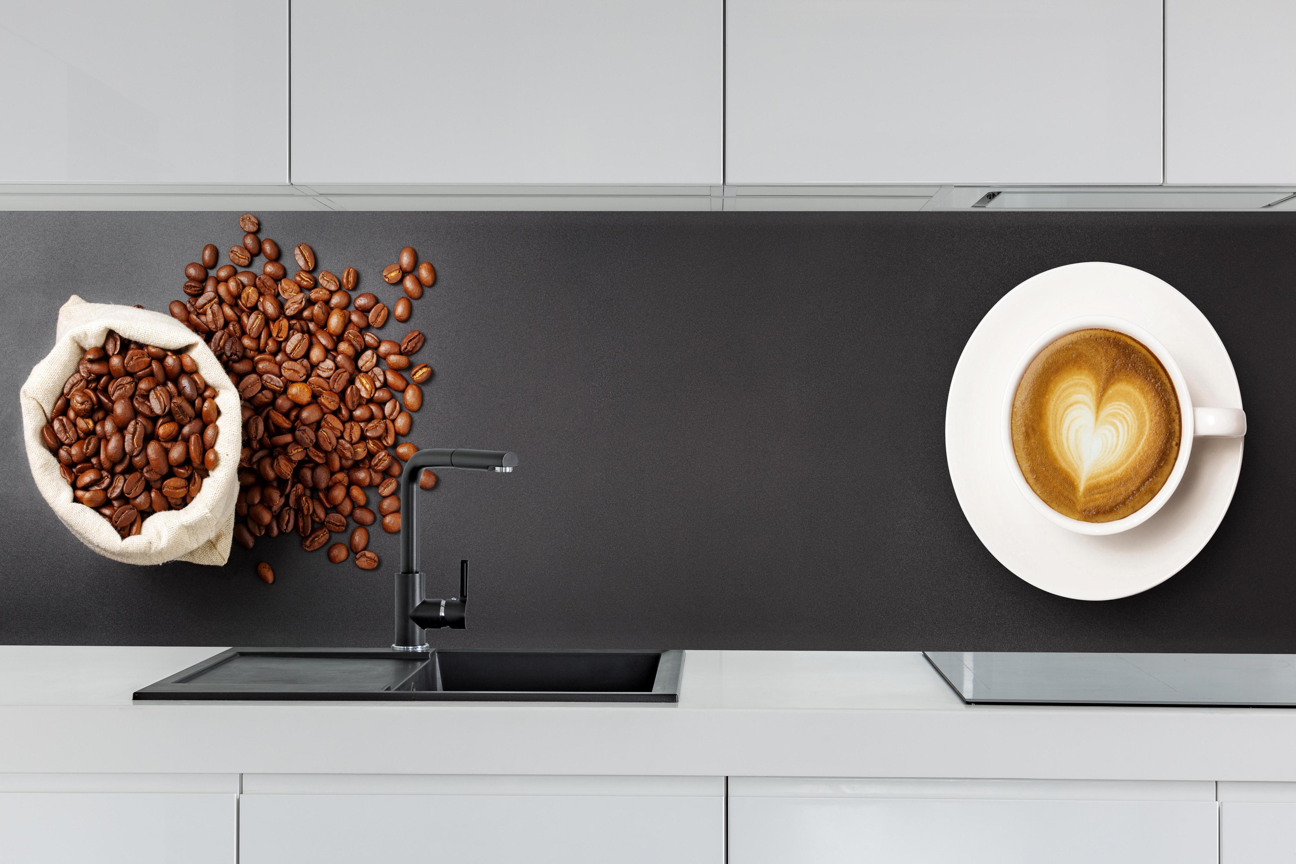 Küche - Kaffeebohnen und Cappuccino Braun-Weiß hinter weißen Hochglanz-Küchenregalen und schwarzem Wasserhahn