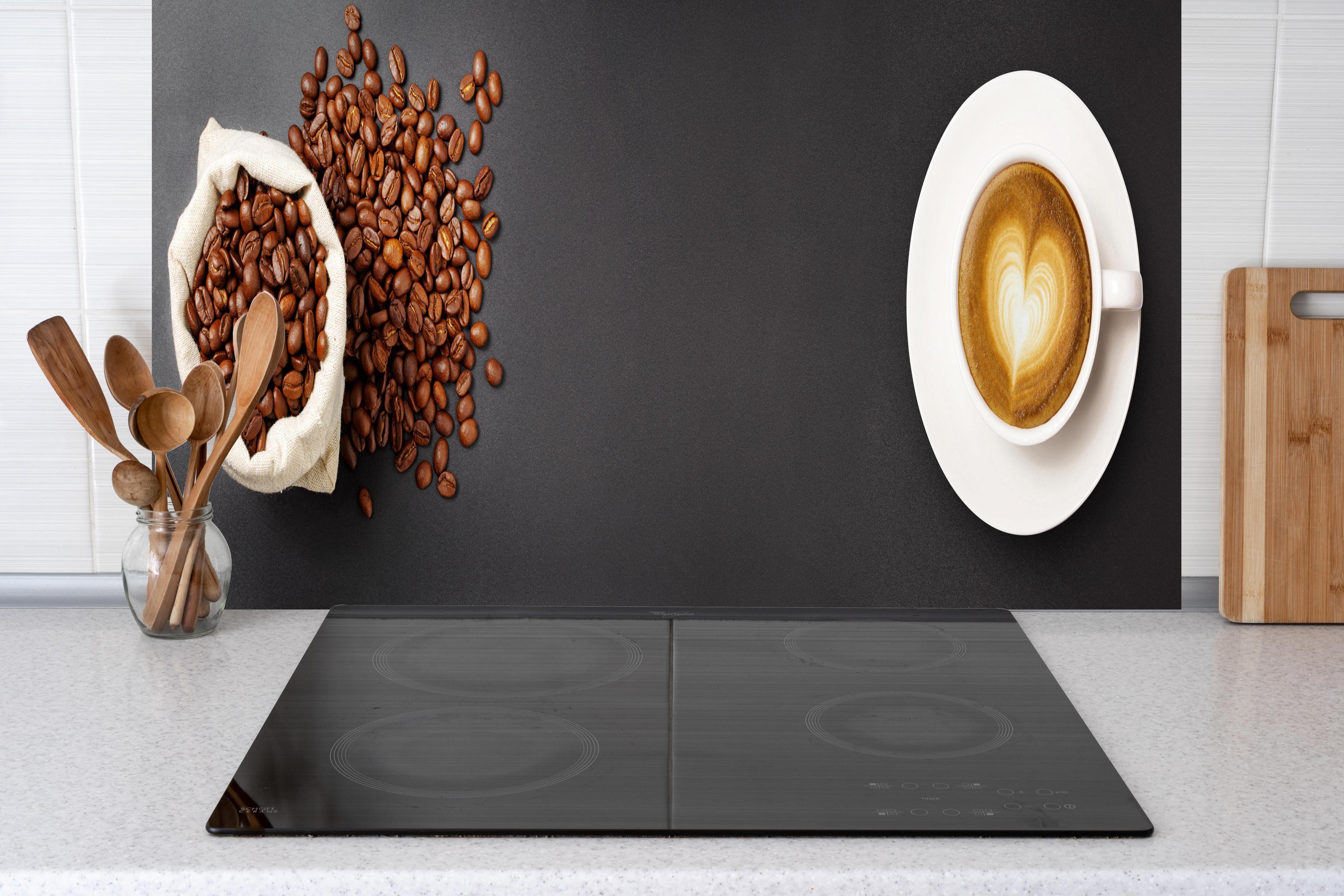 Küche - Kaffeebohnen und Cappuccino Braun-Weiß hinter Cerankochfeld und Holz-Kochutensilien