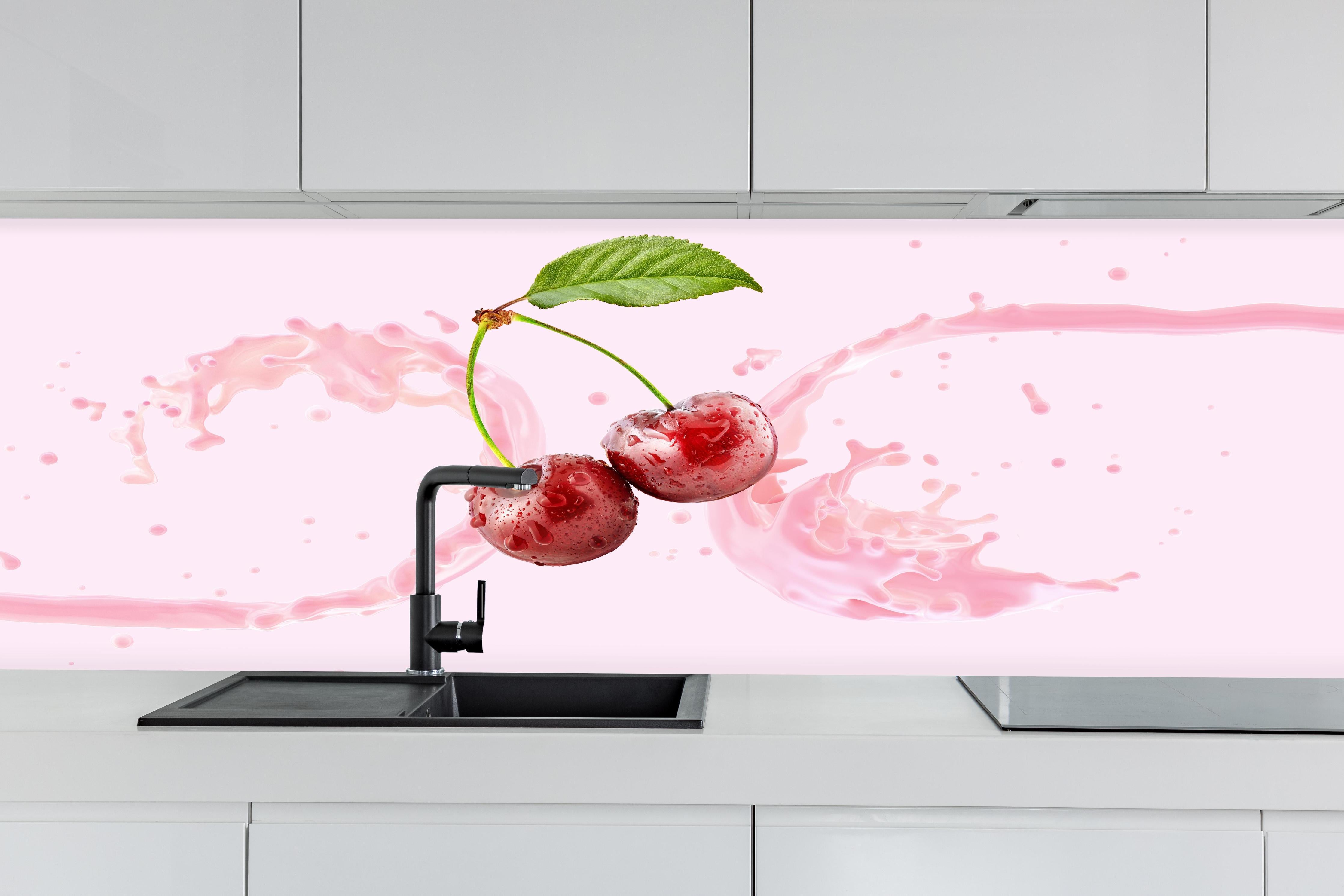 Küche - Kirsch-Milch-Splash in Rosa hinter weißen Hochglanz-Küchenregalen und schwarzem Wasserhahn