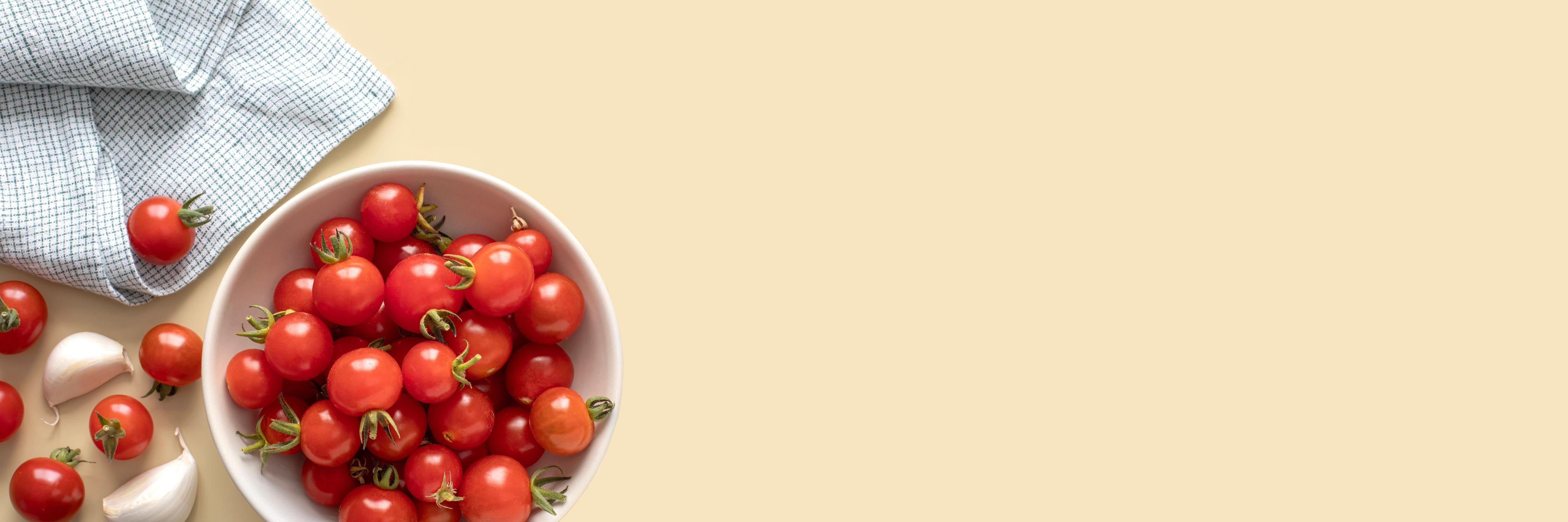 Küchenrückwand-Kirschtomaten auf beigem Hintergrund