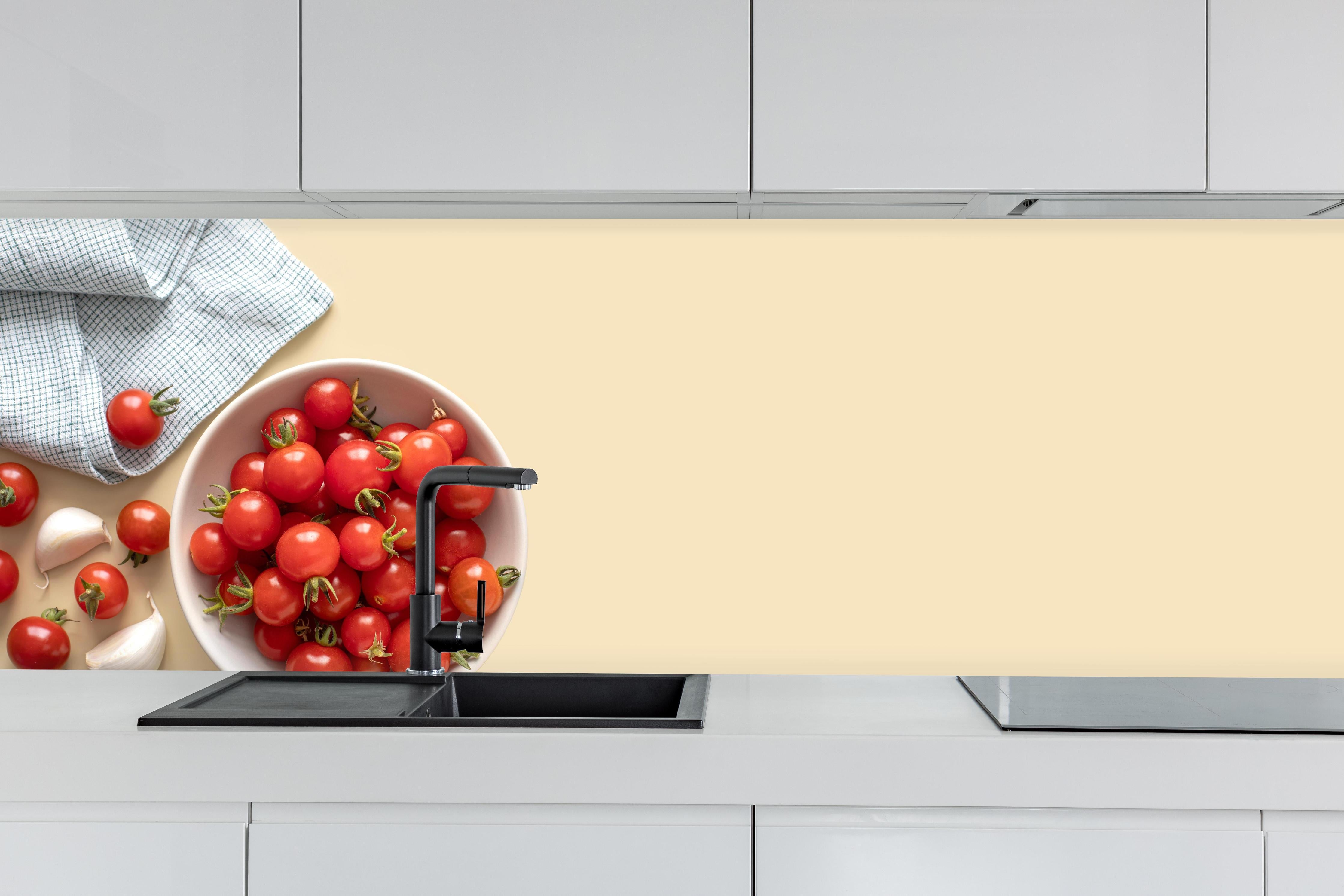 Küche - Kirschtomaten auf beigem Hintergrund hinter weißen Hochglanz-Küchenregalen und schwarzem Wasserhahn