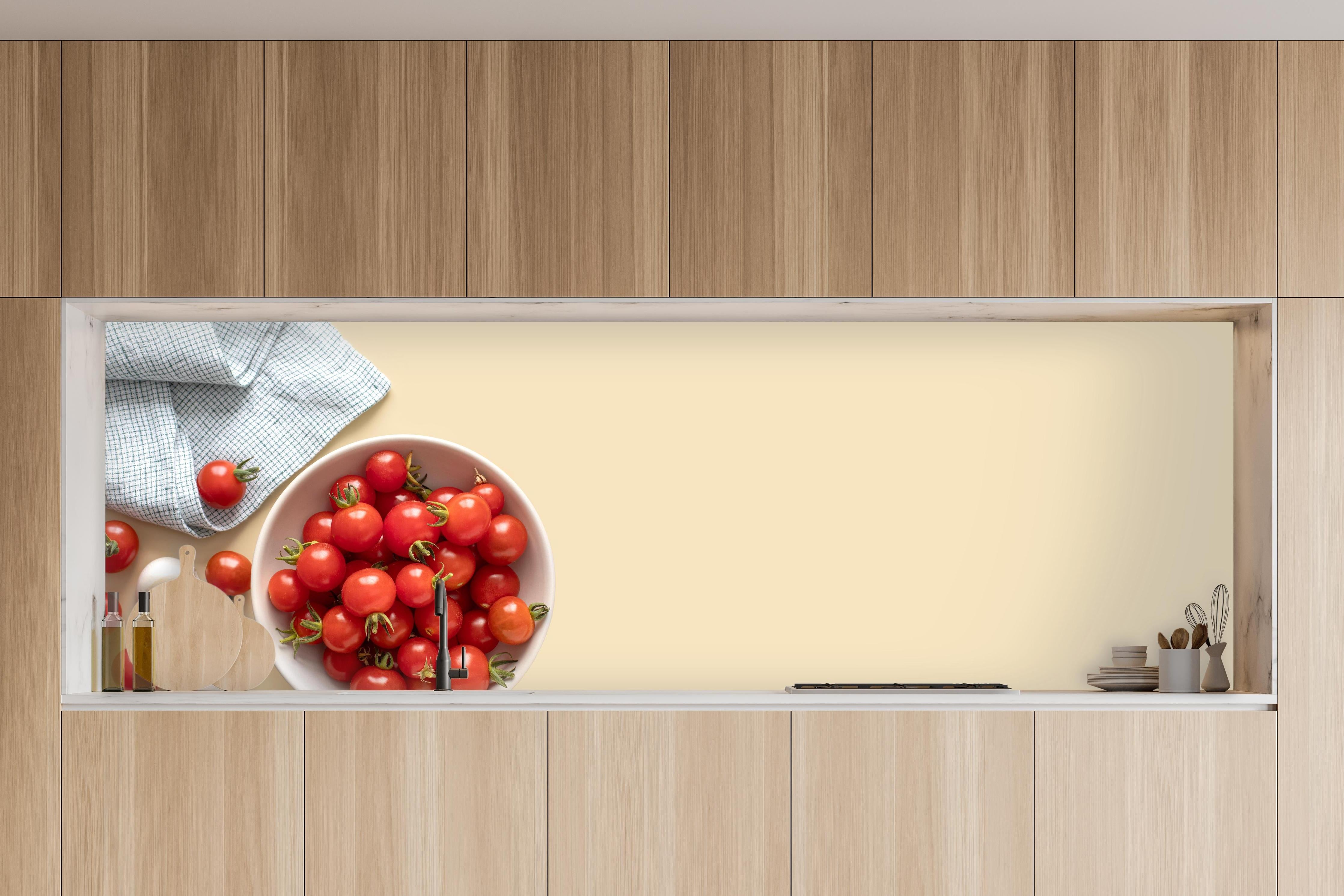 Küche - Kirschtomaten auf beigem Hintergrund in charakteristischer Vollholz-Küche mit modernem Gasherd