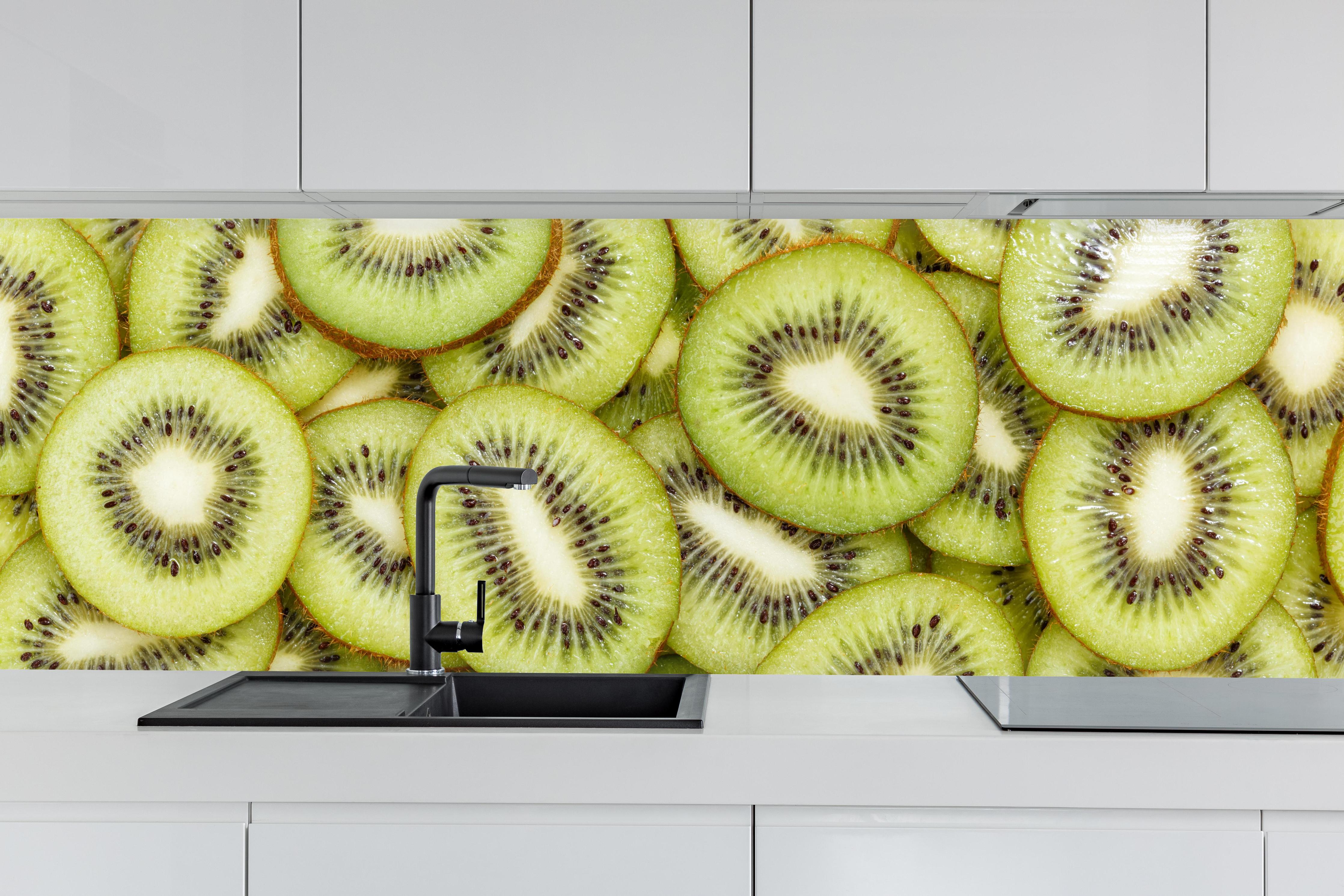 Küche - Kiwi-Scheiben Grün Fruchtmuster hinter weißen Hochglanz-Küchenregalen und schwarzem Wasserhahn