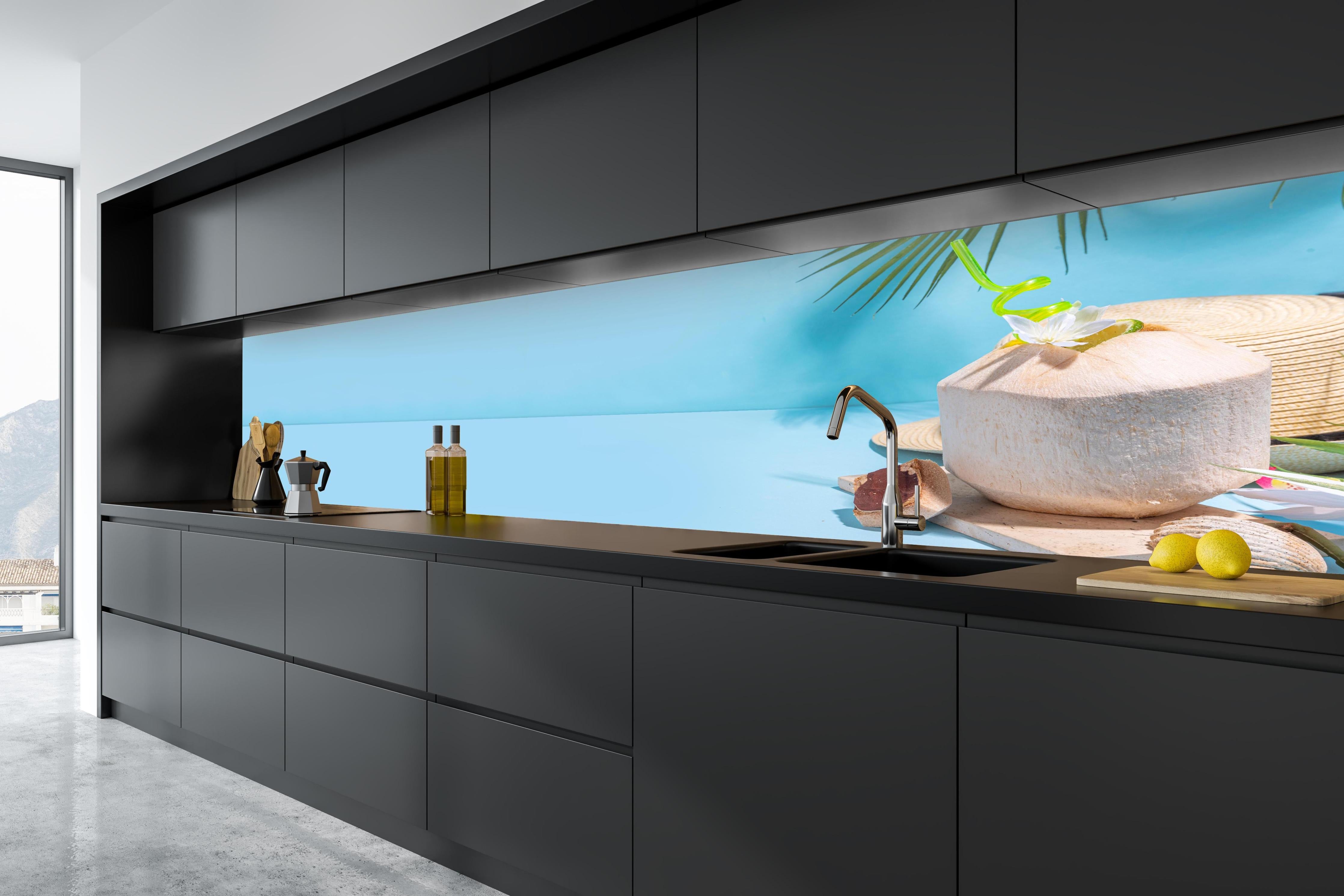 Küche - Kokosnuss-Limette Strandmotiv Blau in tiefschwarzer matt-premium Einbauküche