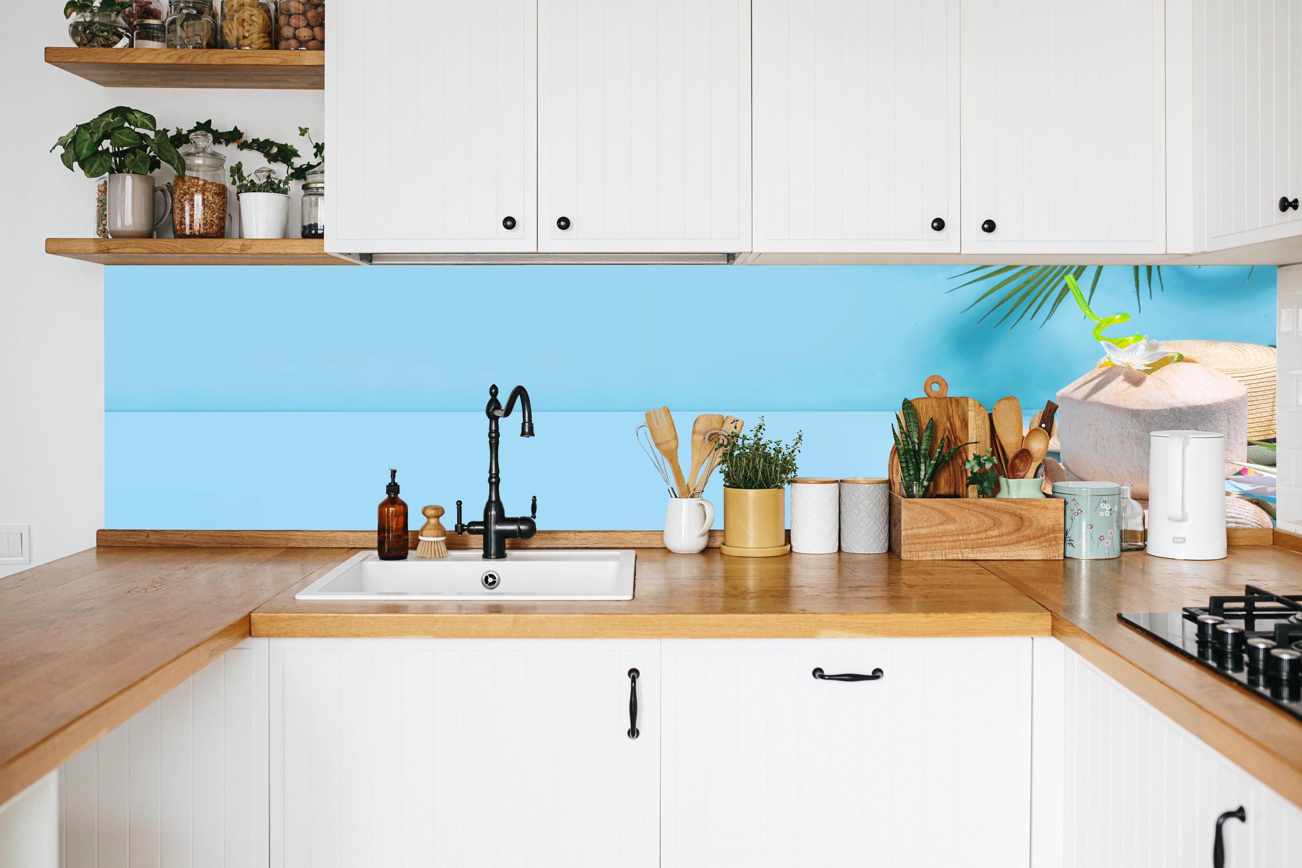 Küche - Kokosnuss-Limette Strandmotiv Blau in weißer Küche hinter Gewürzen und Kochlöffeln aus Holz