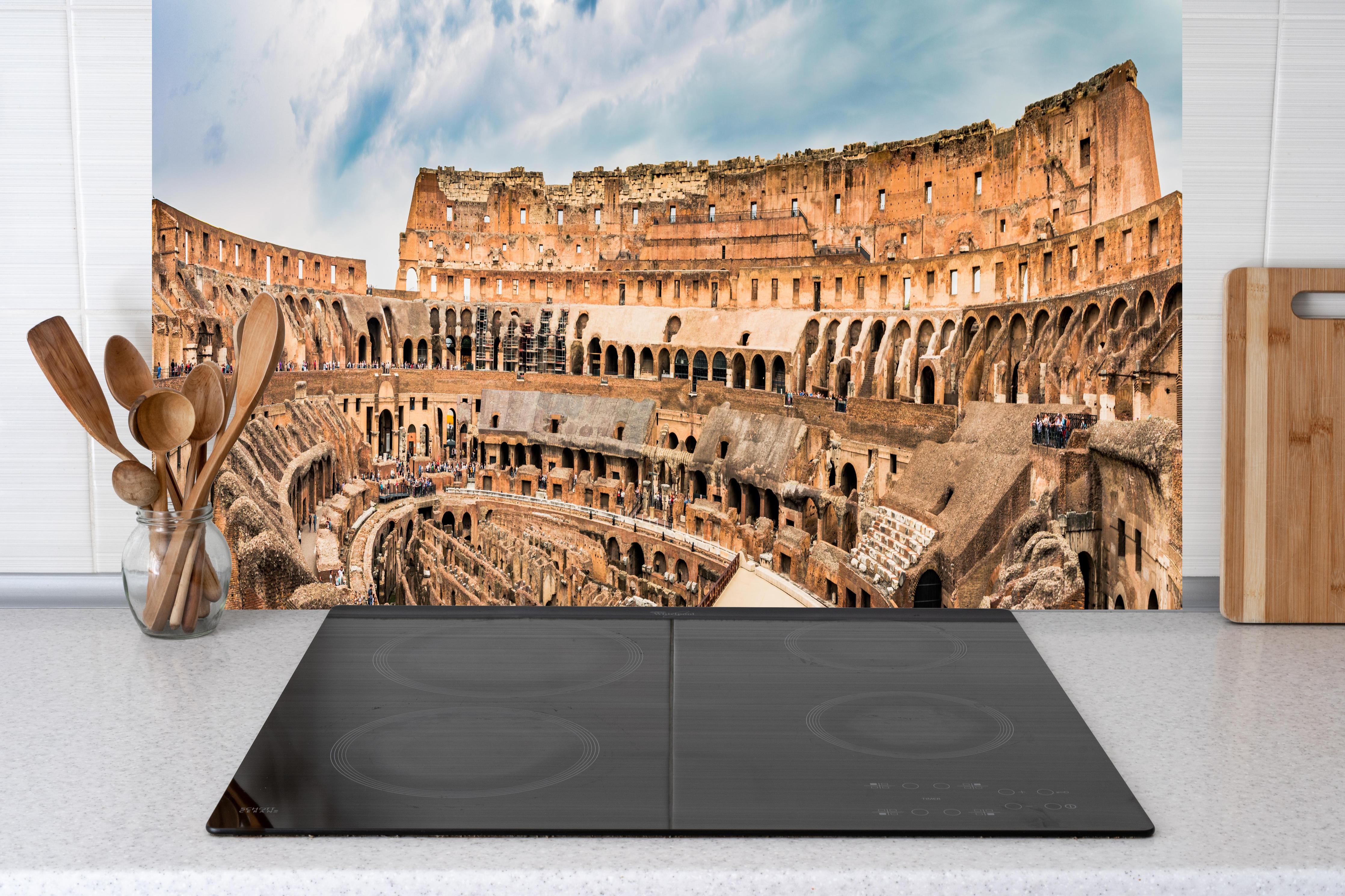 Küche - Kolosseum Panorama in Beige hinter Cerankochfeld und Holz-Kochutensilien