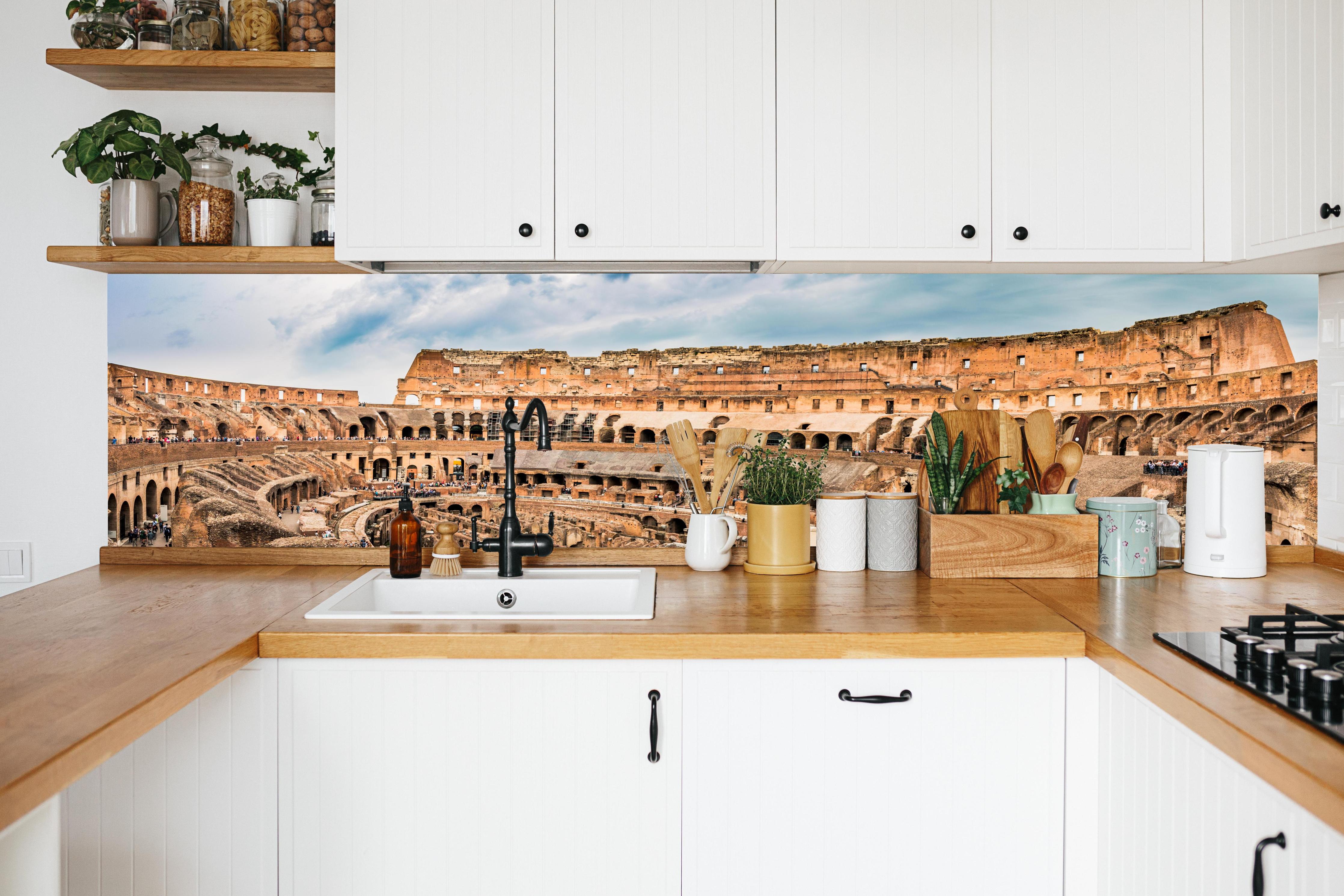 Küche - Kolosseum Panorama in Beige in weißer Küche hinter Gewürzen und Kochlöffeln aus Holz